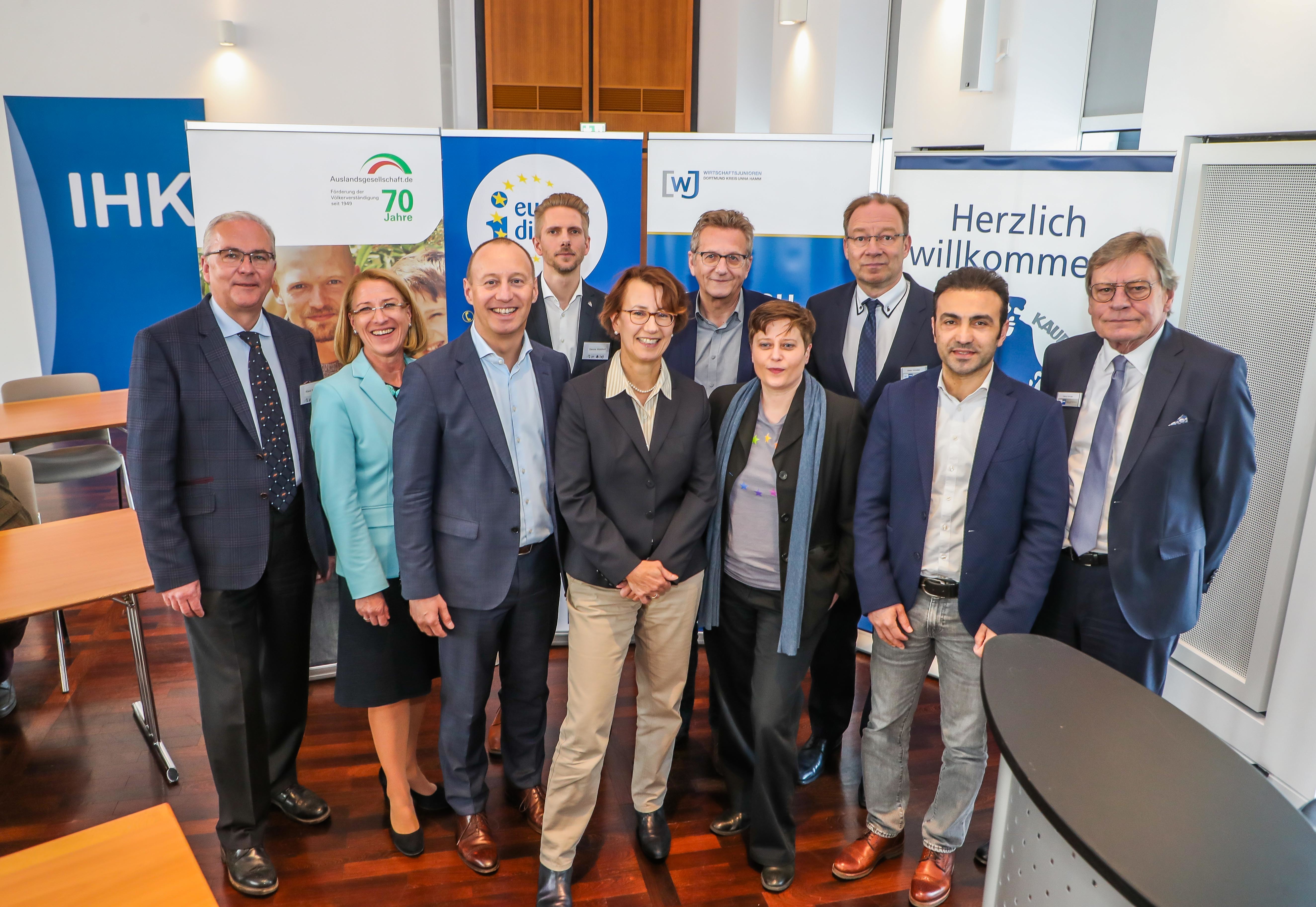 Den Kandidaten Michael Kauch (FDP), Nadine Milde (BÜNDNIS 90/Die Grünen), Prof. Dr. Dietmar Köster (SPD), Murat Yilmaz (Die Linke) und Dr. Annette Littmann (CDU) gaben Gabriele Kroll von der Westfälischen Kaufmannsgilde und Dennis Waldhoff von den Wirtschaftsjunioren Sätze vor, die diese vervollständigen mussten. Mit im Bild: Klaus Wegener (l.) von der Auslandsgesellschaft, IHK Hauptgeschäftsführer Stefan Schreiber und IHK-Sprecher Georg Schulte (r.).