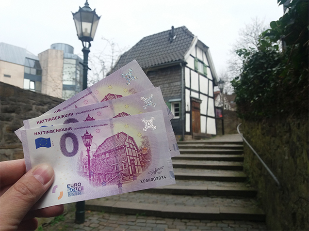 Null-Euro-Schein: Original und „Blüte“. Foto: Friedrich