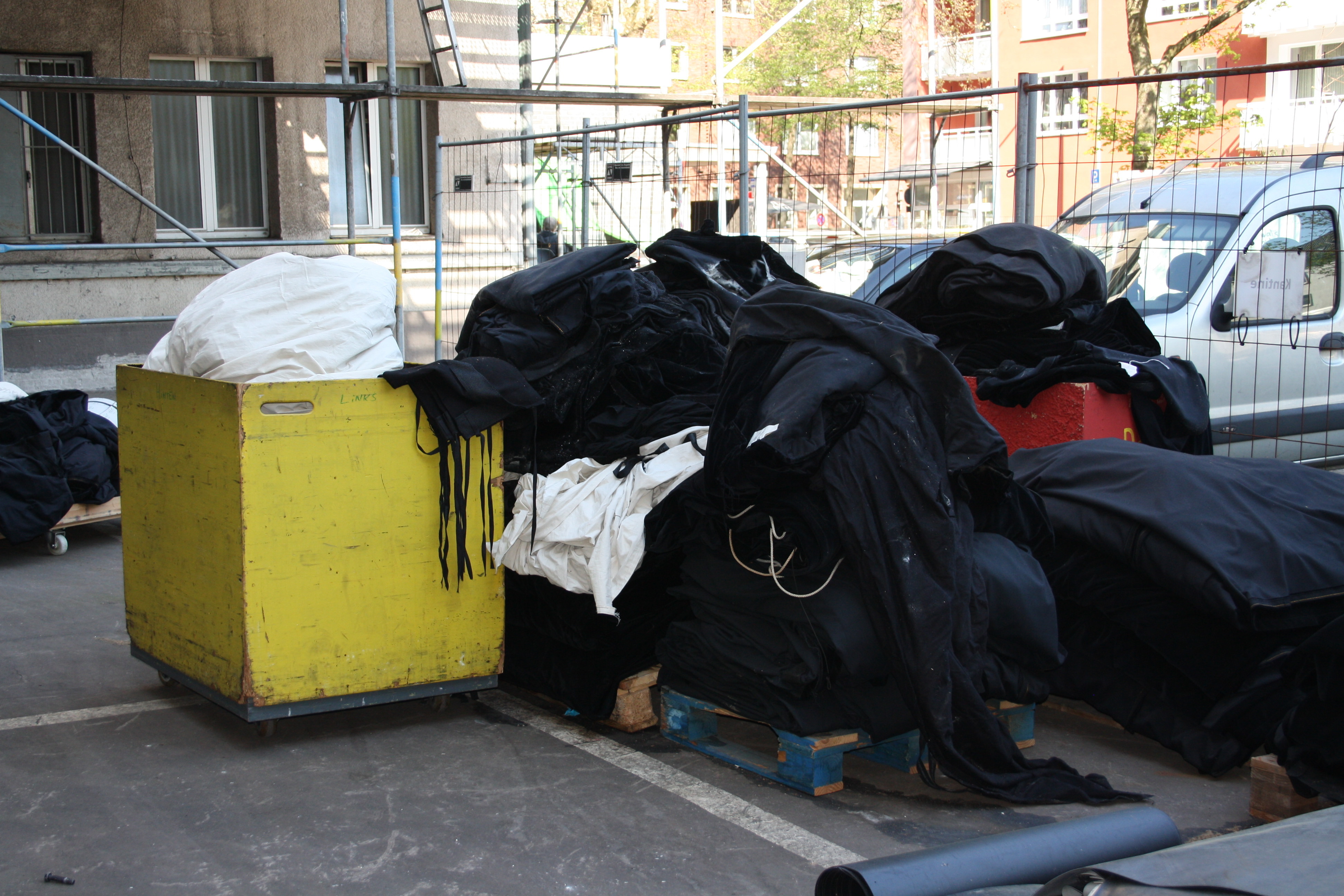 Die Bühnenvorhänge sind mit hoher Wahrscheinlichkeit nicht mehr zu gebrauchen, da sie die Brandschutzvorgaben nicht mehr erfüllen.
Fotos: Reiner Terhorst