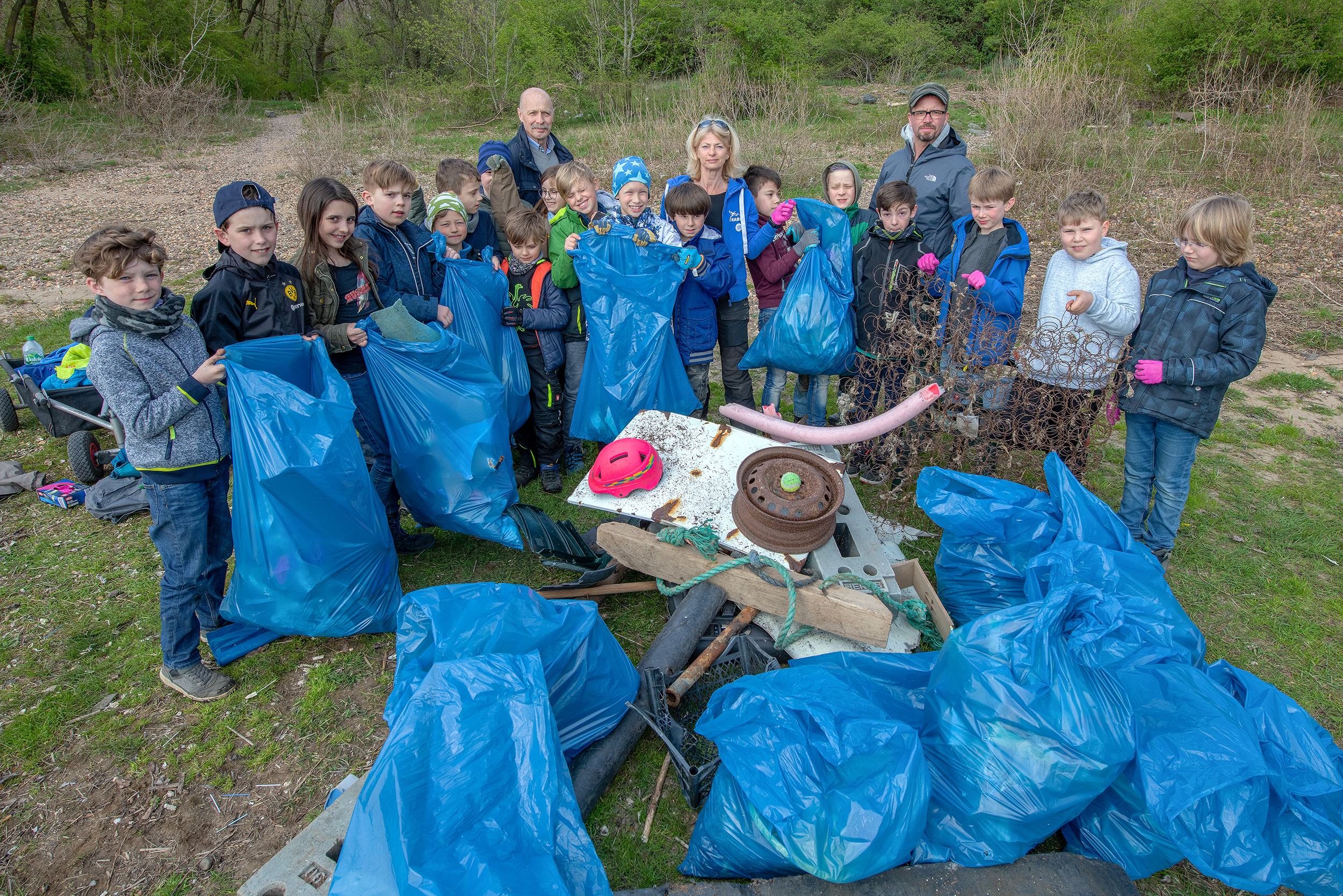 Die fleißigen Müllsammler vom NABU am Rhein bei Voerde-Möllen.
