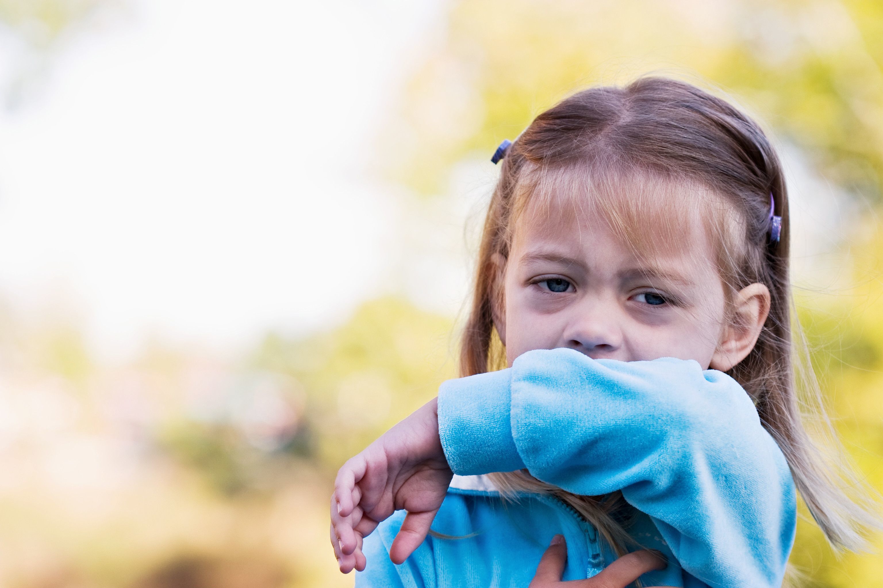 Keuchhusten kann insbesondere für Kinder eine ernste gesundheitliche Bedrohung darstellen. Atemnot durch angeschwollene Atemwege und Erbrechen sind häufige Begleiterscheinungen.