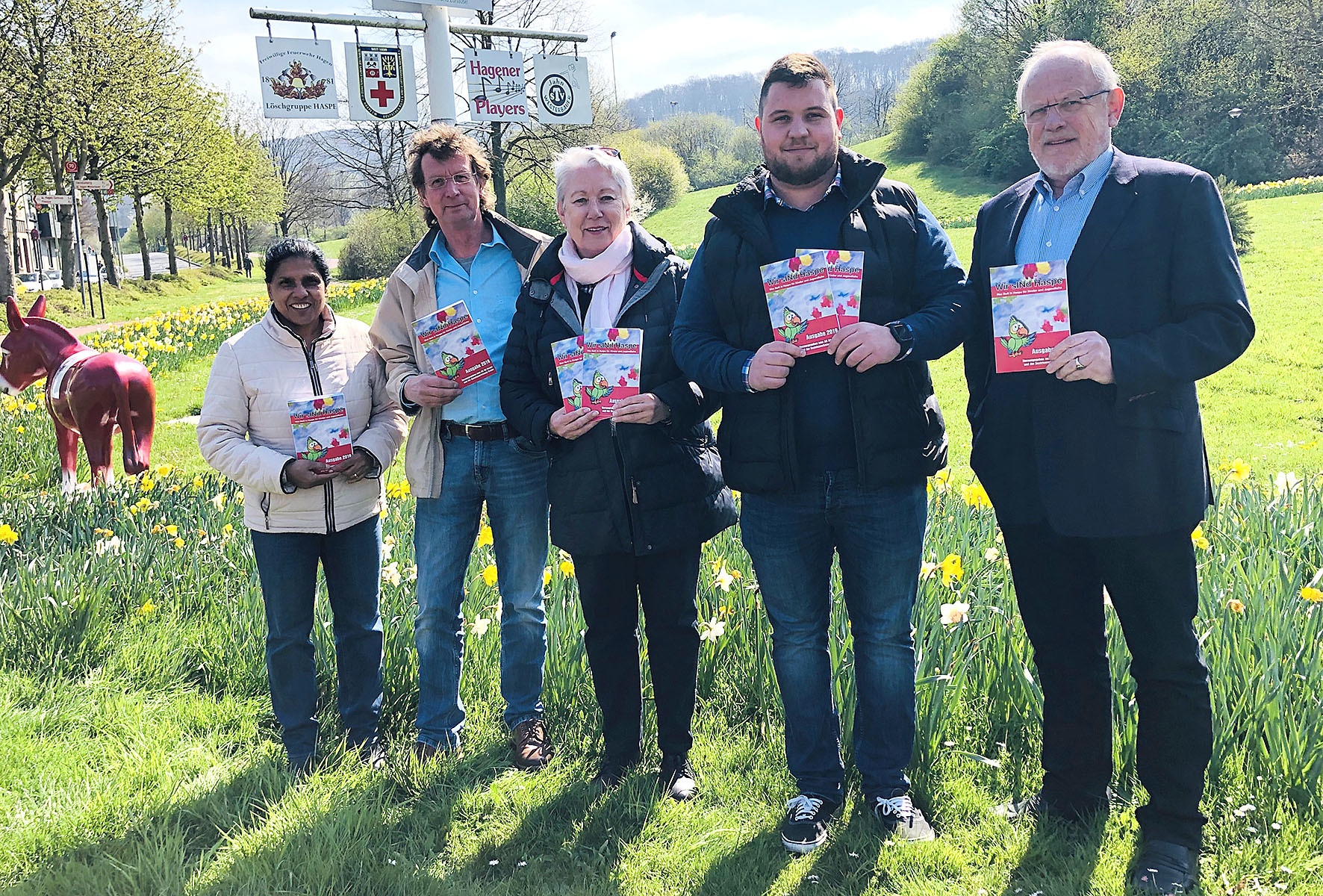Bei der Präsentation des Hefts (v.r.): Dietmar Thieser (Bezirksbürgermeister Haspe), Jonas Friedhoff (Bezirksverwaltungsstelle Haspe), Barbara Klinkert (LeseZeichen, Förderverein der Stadtteilbücherei Haspe), Roland Kunigk (AK 90 Haspe) und Molli Ponattu (Deutsch-Indische Gesellschaft).
