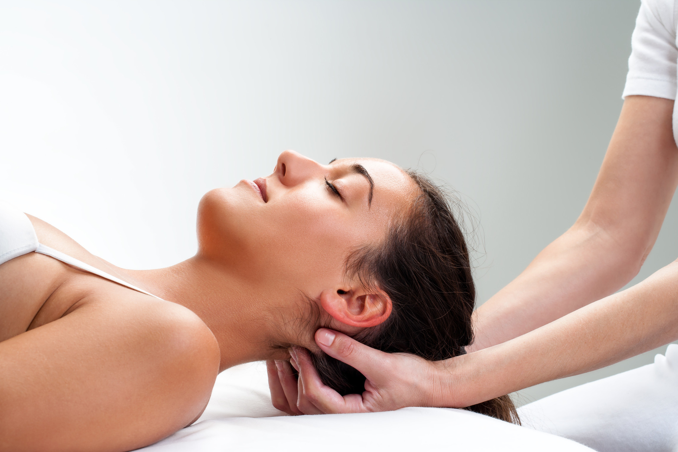 Mit Osteopathie wird die Selbstheilung des Körpers sanft aber wirksam gefördert. Die Kosten dafür übernimmt die AOK für ihre Versicherten innerhalb des neuen AOK-Gesundheitsbudgets.