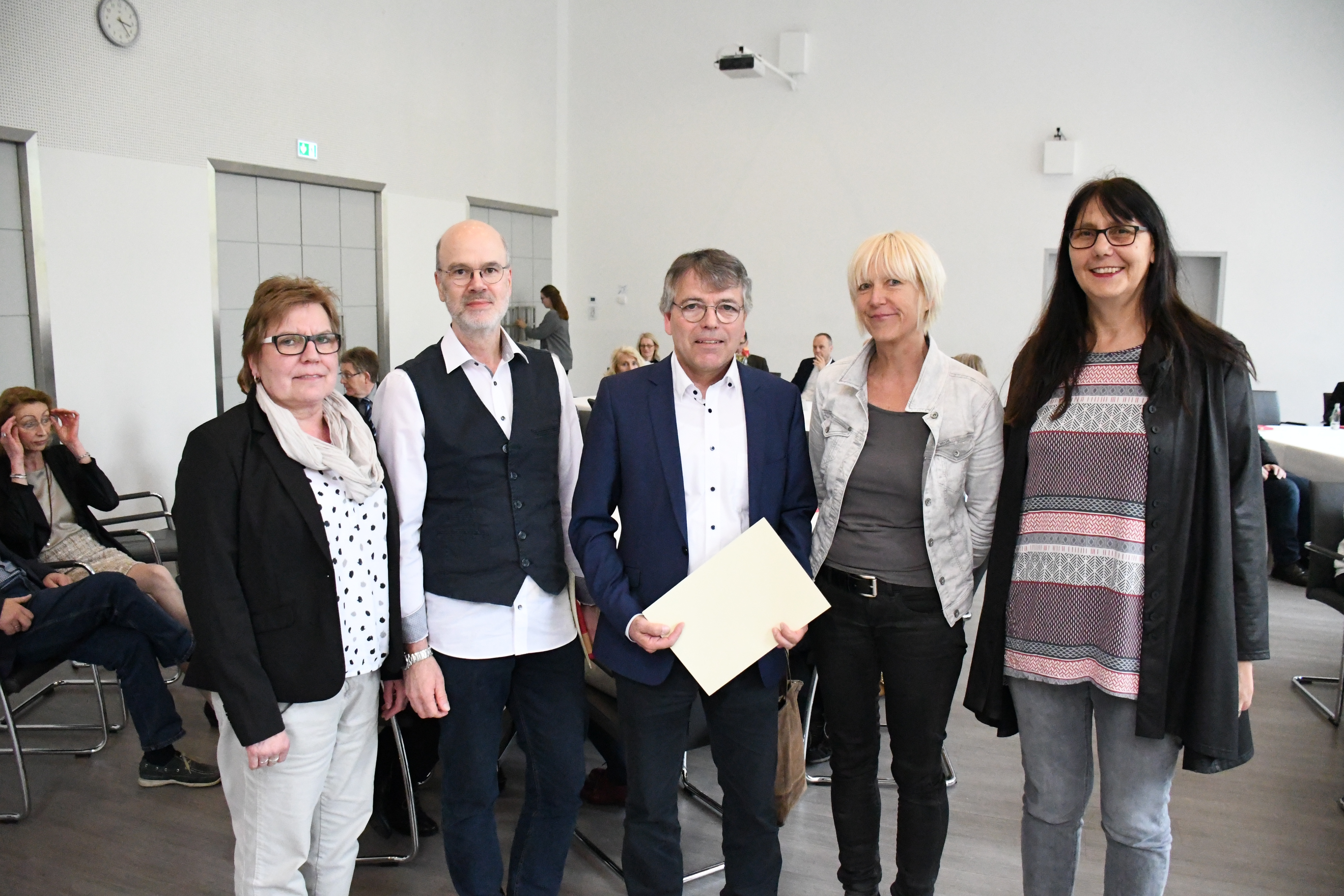 Die Dorstener Lehrer Anna Müller und Jörg Walter stellen sich bereits seit 40 Jahren den Herausforderungen des Schulalltags (v.l. Anna Müller (Paul-Spiegel-Berufskolleg Dorsten), Jörg Walter (Gesamtschule Wulfen Dorsten), Schulabteilungsleiter Wolfgang Weber, Gabriele Katter (Canisiusschule Marl), Ursula Steuter (Schule Oberwiese Waltrop).