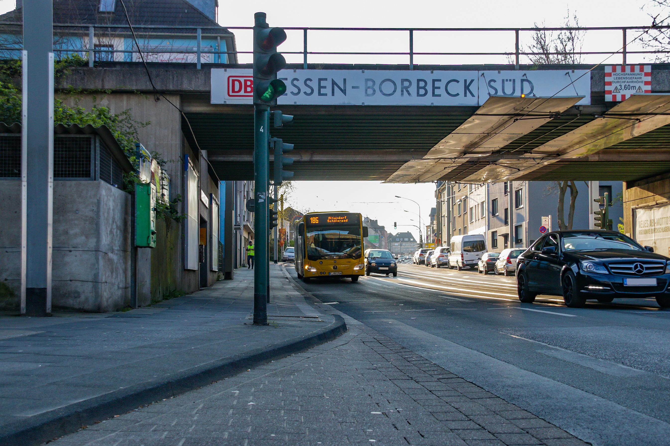 Jetzt aber flott! Die Buslinie 186 aus Schönebeck und die S9 Richtung Essen Hauptbahnhof fahren am Bahnhof Borbeck Süd zeitgleich ab. Wer den Anschluss schaffen möchte, muss die Treppen zum Gleis schnell bewältigen.