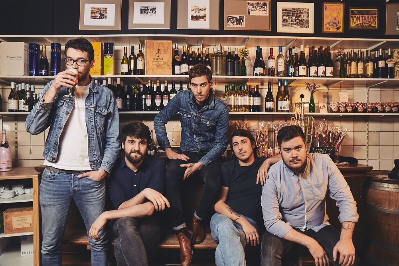 Den Sound der Arbeiterklasse verbinden die Hamburger mit druckvollem Punk- und Indierock, der in die bodenständigen Viertel der Hansestadt passt.