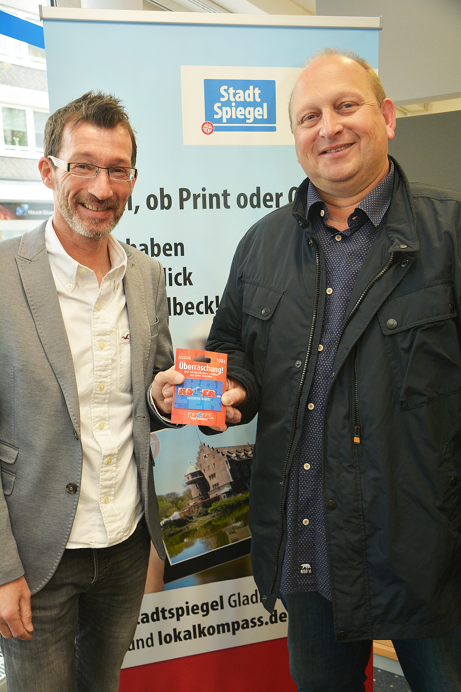 Bereits zum zweiten Mal gewonnen: Joachim Tautz aus Rentfort kam direkt beim Stadtspiegel Gladbeck vorbei, um seinen Gewinn von Objektleiter Christian Kuhlmann entgegen zu nehmen.