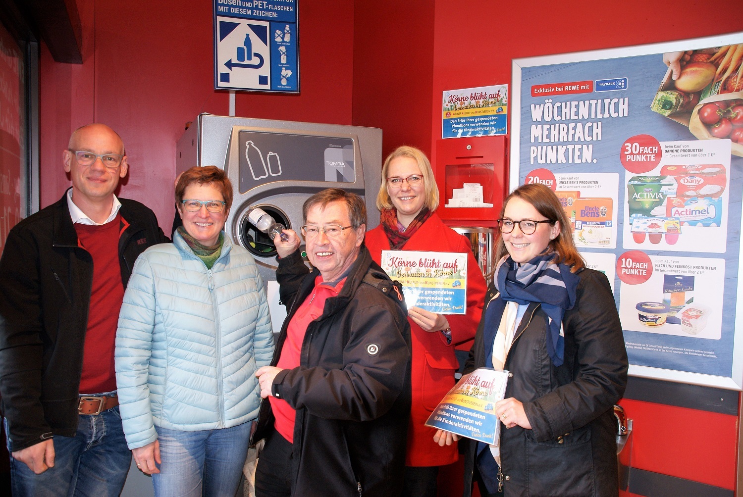 Bei REWE Grubendorfer können die Pfandbons gespendet werden: v.l.n.r. Stefan Grubendorfer (REWE), Stephanie Wetzold-Schubert (Körneschaft), Heinz-Dieter Düdder (KKK), Katja Band (Sleep In), Stefanie Poppensieker (Rotaract)