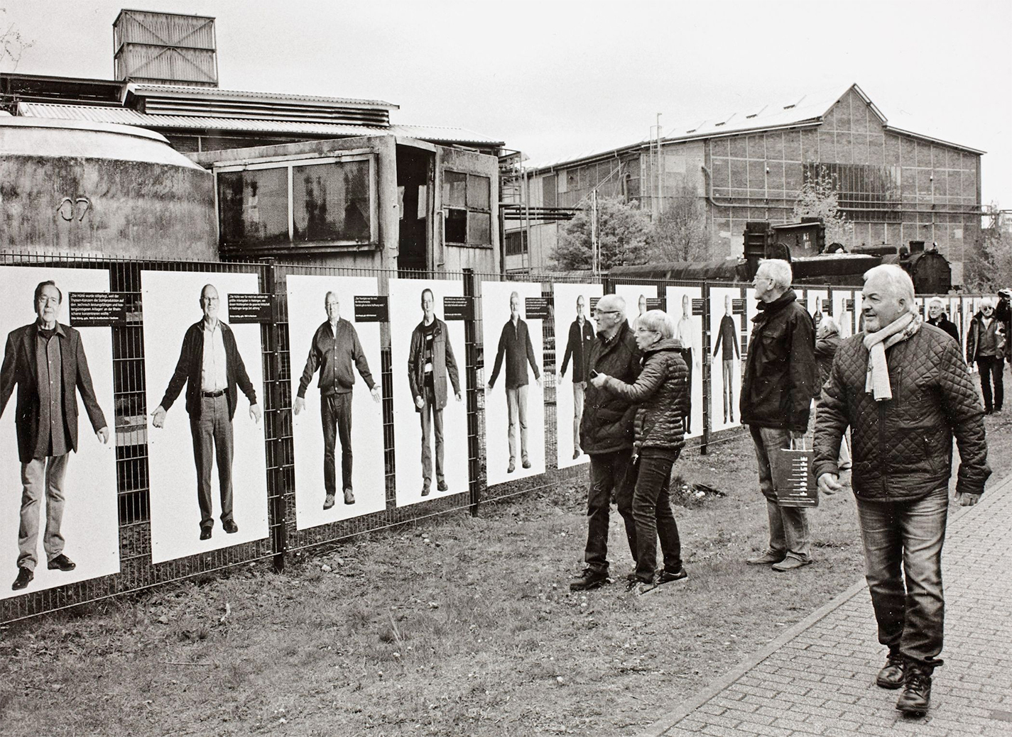 "Menschenkette" ehemaliger Beschäftigter als Bildergalerie am Zaun der Henrichshütte, 2017.Foto: Berthold Socha