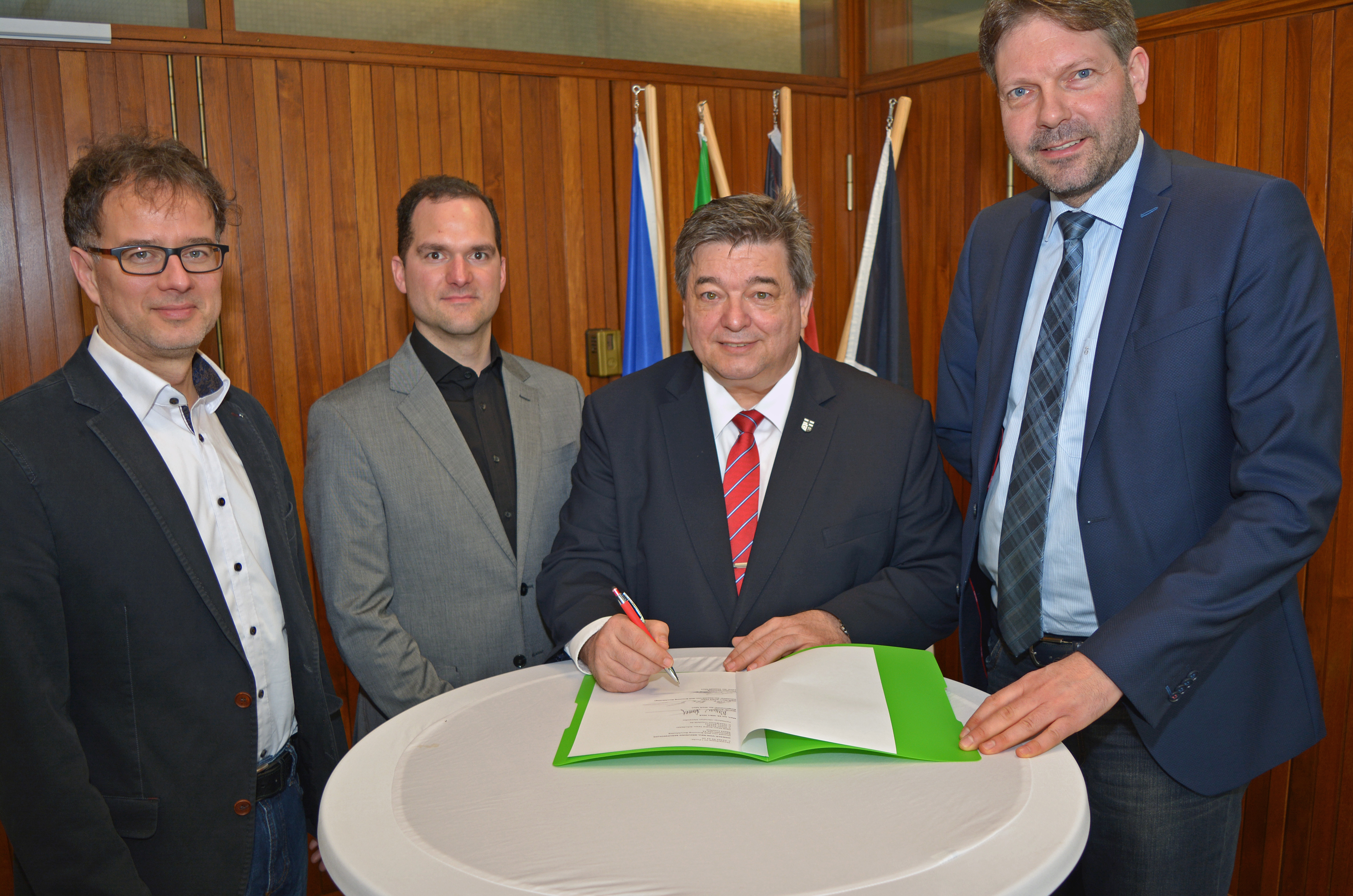 Bürgermeister Werner Arndt (2.v.r.) unterzeichnete jetzt mit Schulleiter Marc-André Tews (r.) die Kooperationsvereinbarung im Beisein von Theaterleiter Cornelius Demming (2.v.l.) und Lehrer Christian Alexander im Rathaus. Foto: ST