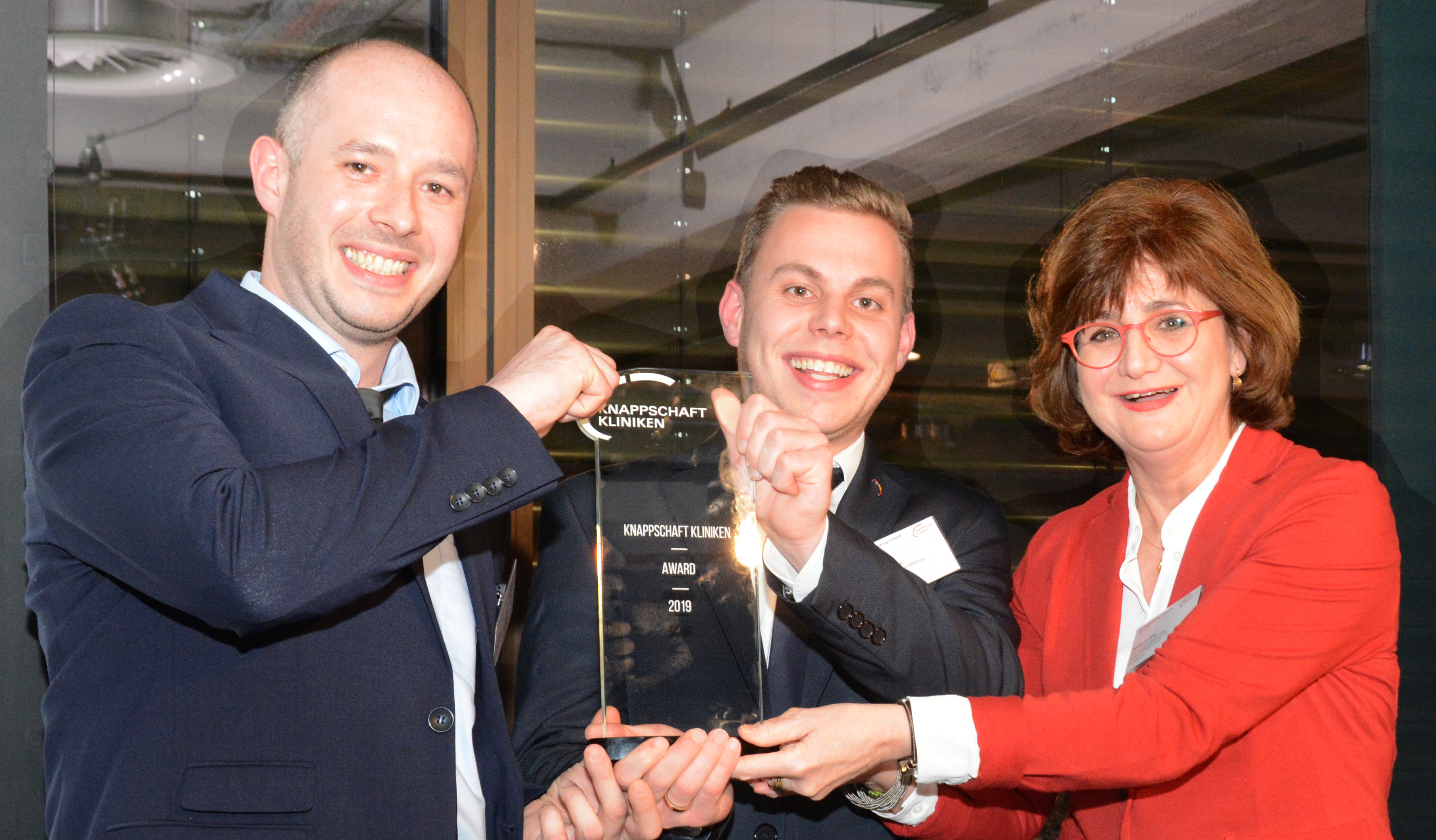 (von links): Architekt Alex Philipp und Matthias Wagner, Referent der Hauptgeschäftsführung (beide Klinikum Westfalen), bekamen den ersten Kanppschaft Kliniken Award überreicht von Bettina am Orde, Geschäftsführerin der Knappschaft-Bahn-See und erste Hauptgeschäftsführerin der Knappschaft Kliniken GmbH