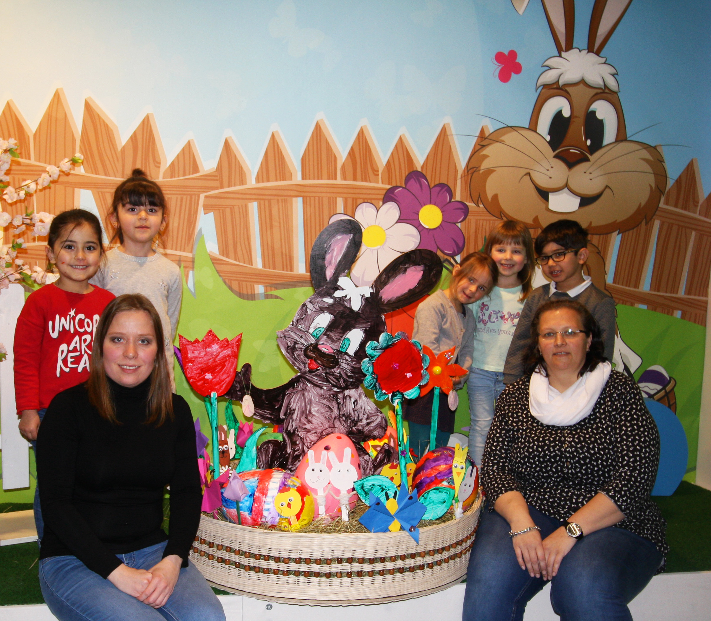Valentina Maslova (l.) und Stefanie Tillner (r.), Erzieherinnen im VKJ-Familienzentrum Kinderhaus Zauberstern, begleiteten die Kinder zur Oster-Aktion in der Rathaus Galerie. Foto: VKJ