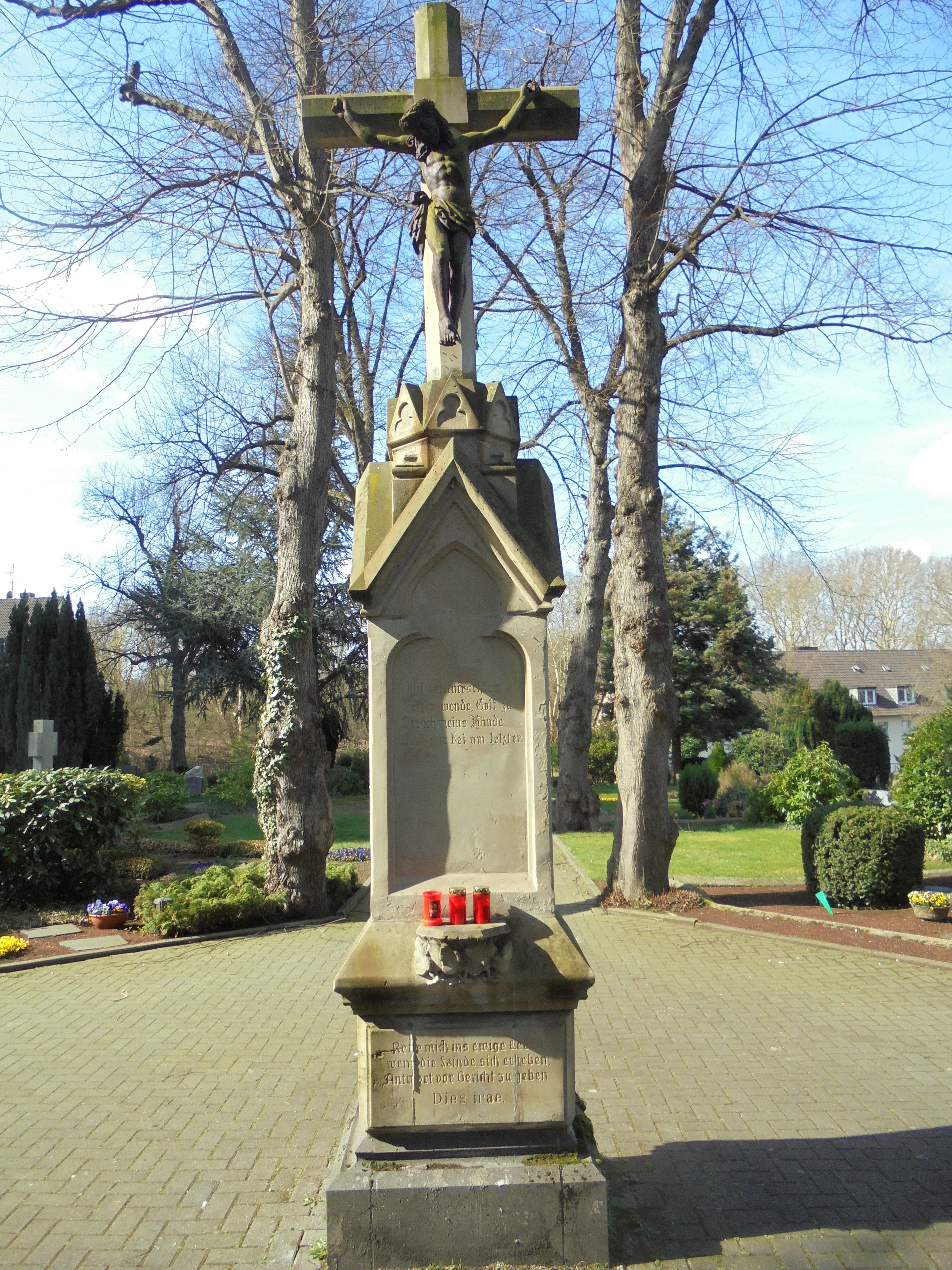 Das Kreuz auf dem Friedhof an der Hülsmannstraße hat eine lange Geschichte.