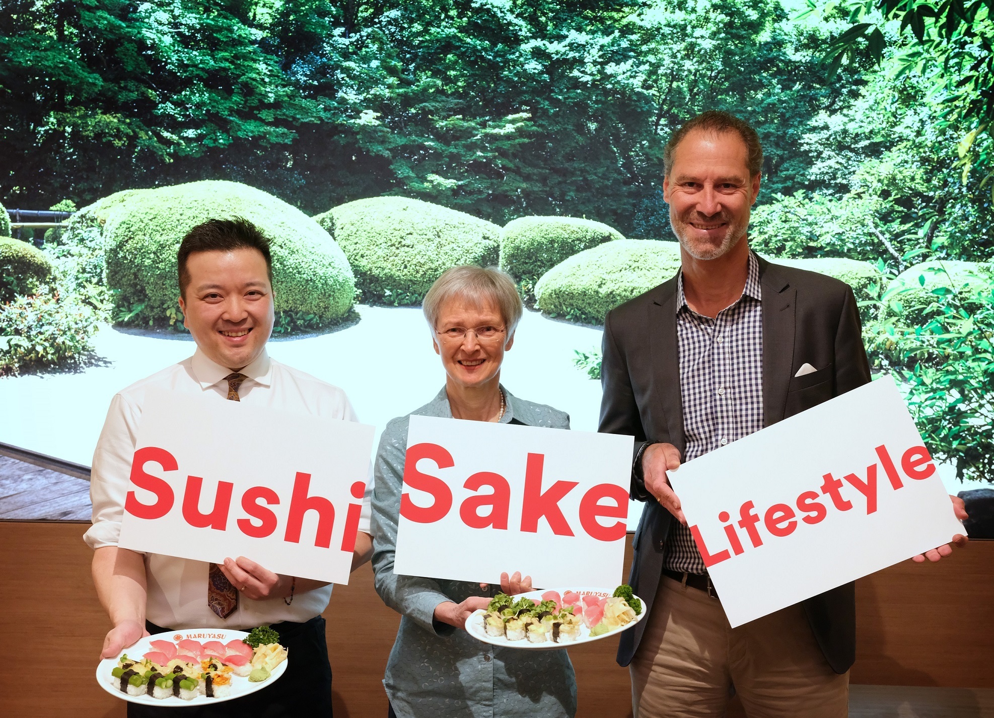 Hiroaki Ando (Maruyasu), Gästeführerin Petra C. Fujiwara und Ole Friedrich (Geschäftsführer Düsseldorf Tourismus) Foto: Düsseldorf Tourismus