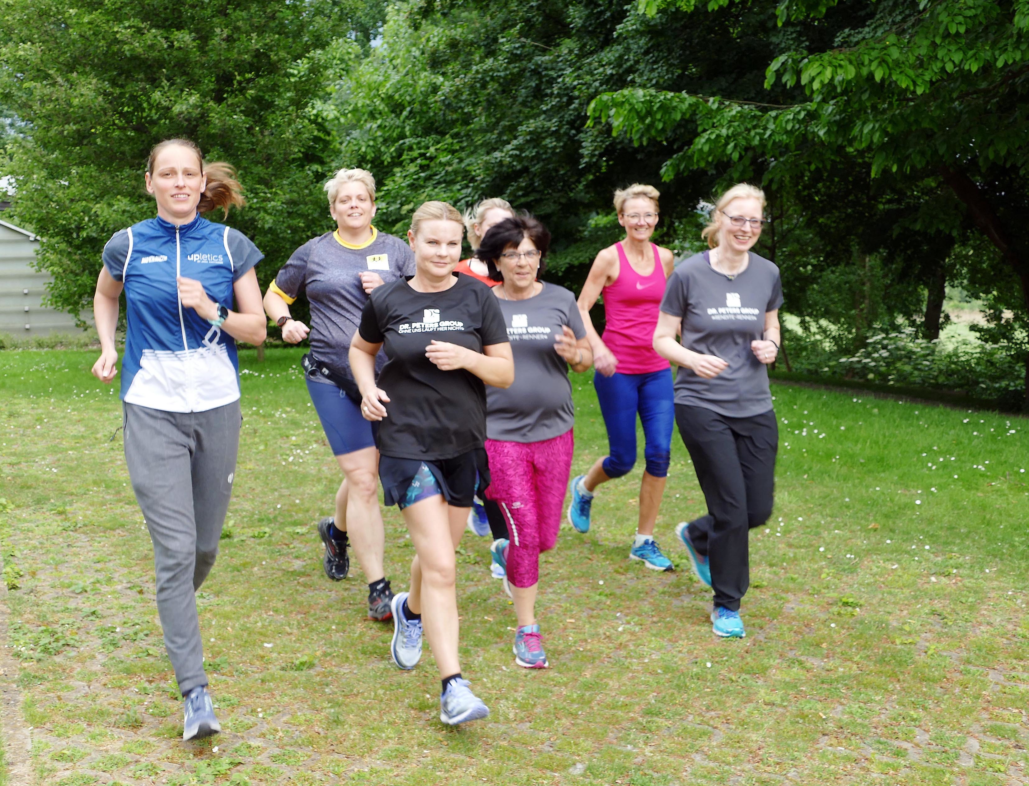Im Vorfeld des 10. AOK-Firmenlaufs im vergangenen Jahr hatte die "Dr. Peters Group" das Training mit Laufprofi Jana Hartmann (l.) gewonnen.