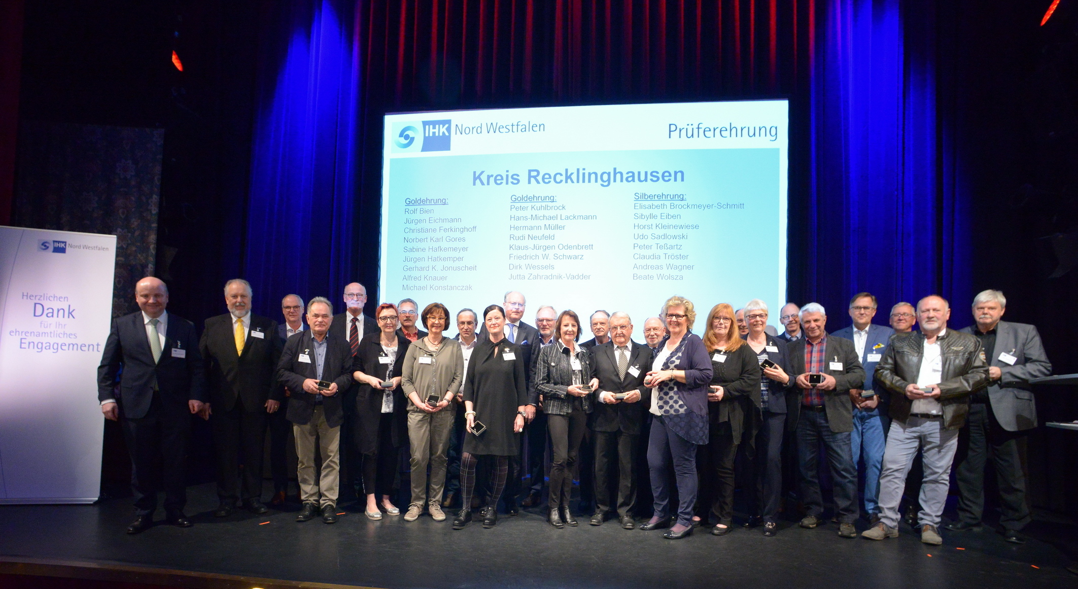 IHK-Präsident Dr. Benedikt Hüffer (l.) und IHK-Vizepräsident Prof. Dr. Ulrich Sick (2. v. l.) bedankten sich bei den langjährigen Prüfern aus dem Kreis Recklinghausen.