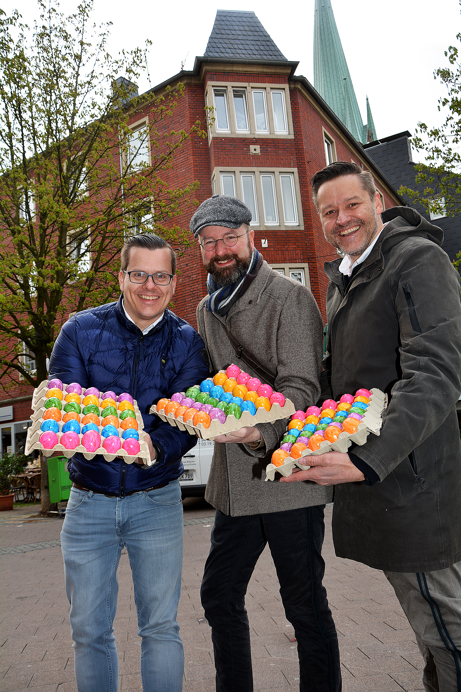 Insgesamt 4.600 bunt gefärbte Ostergrüße haben die Mitglieder der Werbegemeinschaft Gladbeck für die diesjährige "Ostereier-Aktion" geordert. Die Ausgabe an die Besteller nahmen Simon Terhardt, Matthias Alt, und Jens Große-Kreul (von links nach rechts) vor.