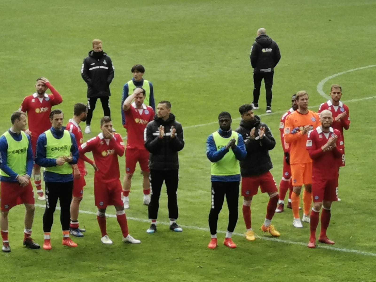 Große Ratlosigkeit herrschte im Anschluss bei den Spielern vor dem Gästeblock. Sowohl Fans, als auch Mannschaft waren mehr als bedient.