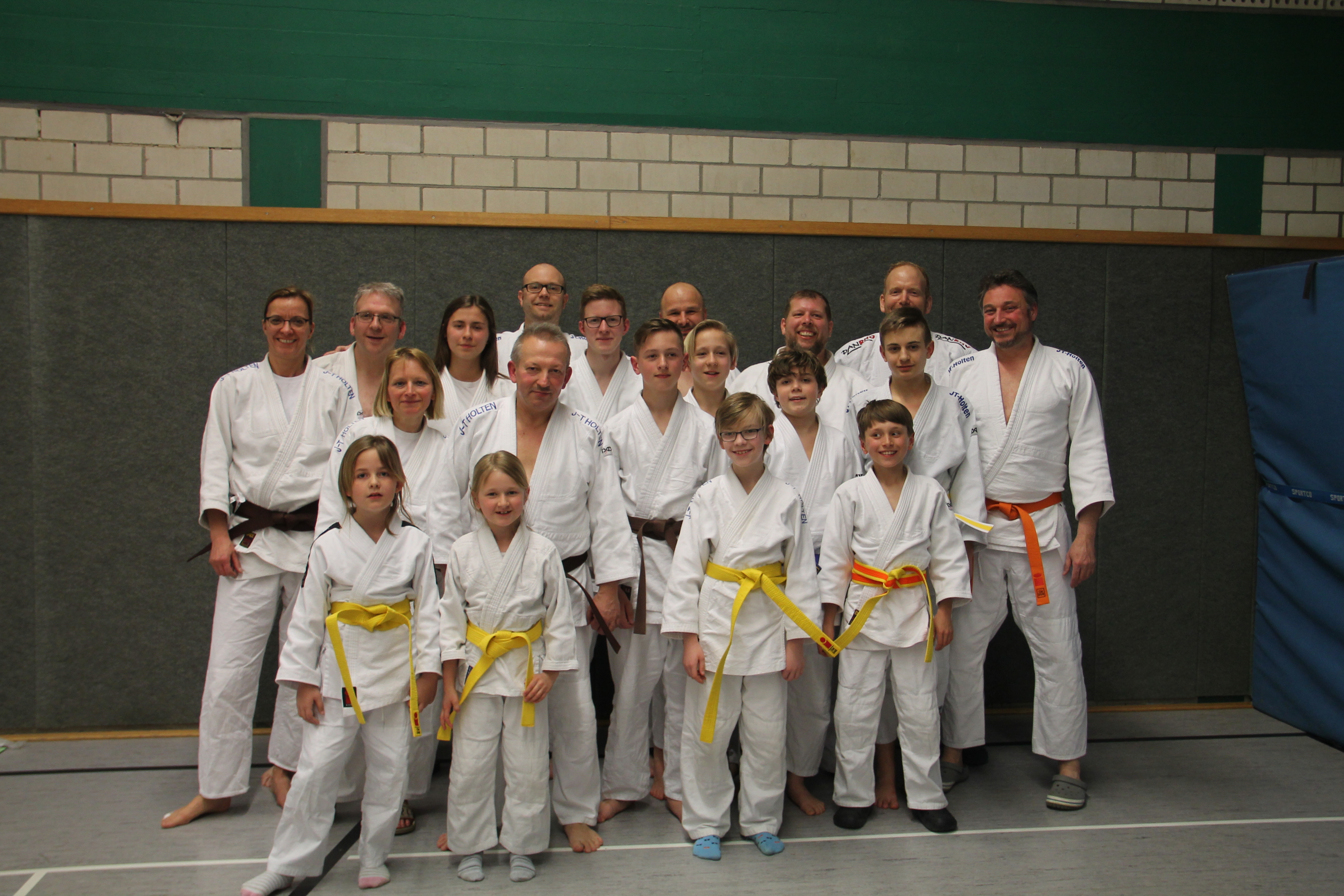Intensive Wochen des Vorbereitens insbesondere für die gleich sechs Braungurt-Aspiranten liegen hinter den Prüflingen des Judo-Team Holten. (Foto: Judo-Team Holten)