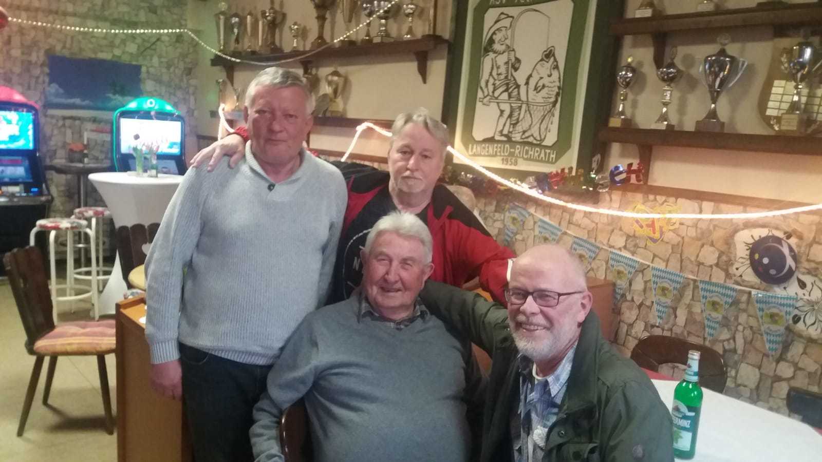 Ludwig Lang (in der Mitte) mit den Siegern des Osterturniers 2019: Alois Schatkka, Rainer Wemme und Jürgen Berns