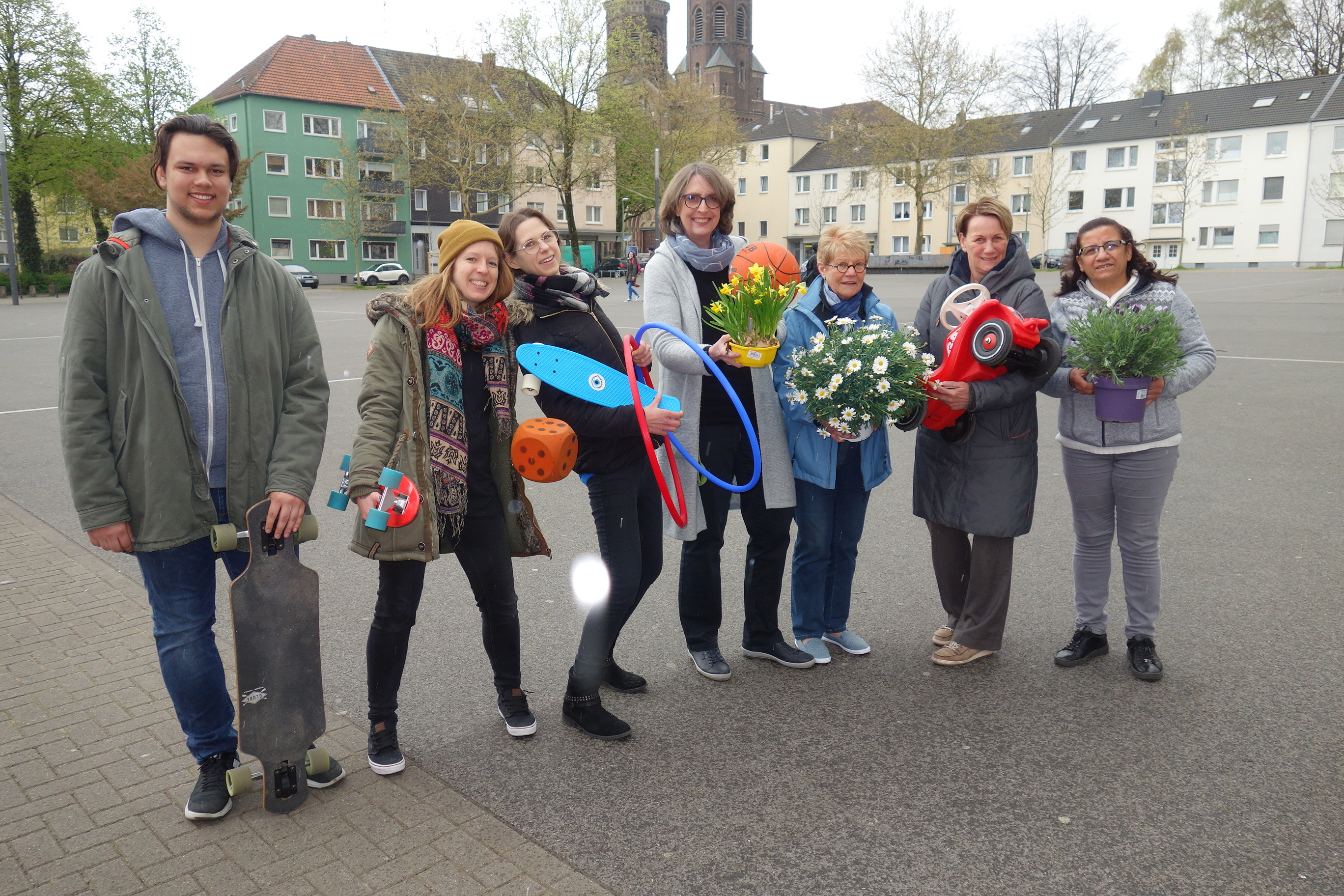 Vorfreude auf den Ehrenzeller Frühling, 24.4, 15-18 Uhr:
Nico Gewitsch, Praktikant Young; Rebecca Schuttheiß, Erzieherin Young; Ann-Christin Vitzhum, Leitung Young; Ruth Köhler, Leiterin Perle Mädchentreff; Karin Hartmann, Alianza; Annette Giesen, Allbau Sozialmanagerin; Zahoura Abdou, Sprachvermittlerin ISE