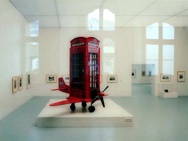 Frank Kunert - Frühes Modell eines Mobiltelefons, 2018