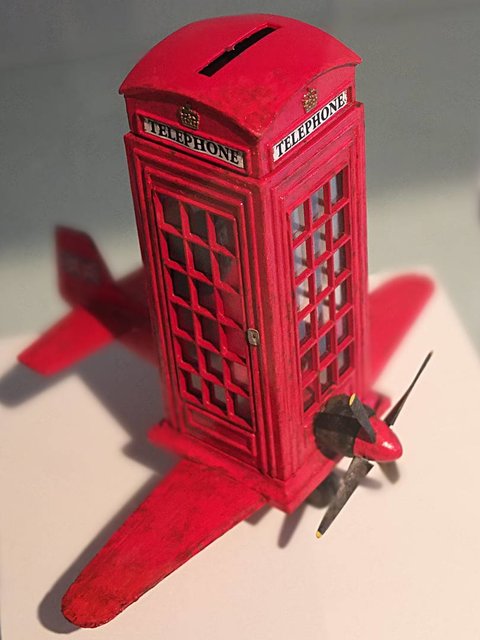 Frank Kunert - Frühes Modell eines Mobiltelefons,  Modell zur gleichnamigen Fotografie.