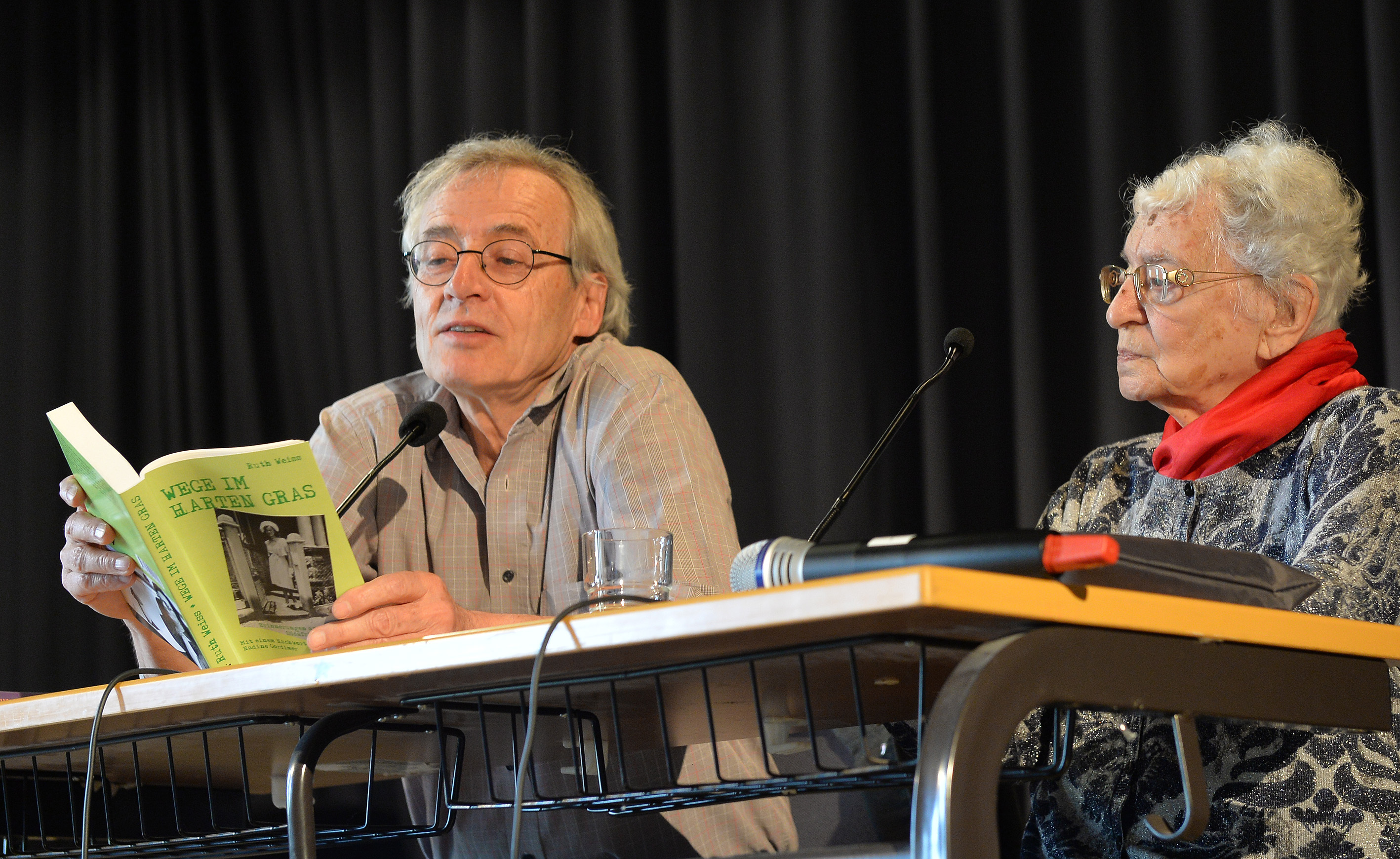 Lutz Kliche liest aus dem Buch „Wege im harten Gras“ von Ruth Weiss.
Foto: Bangert