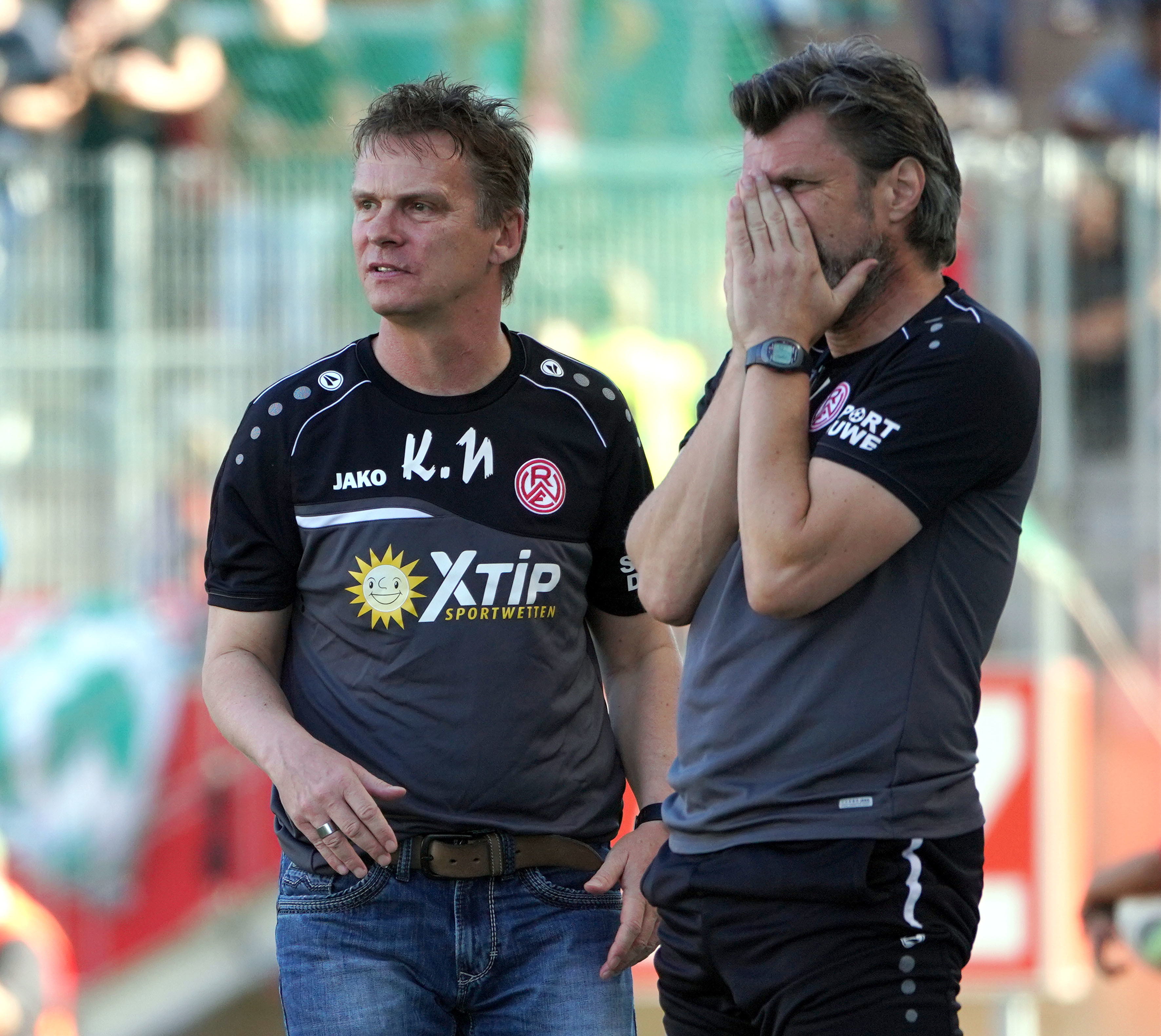 Ganz gut im Spiel gegen den Ball: RWE-Chefcoach Karsten Neitzel (li.) entdeckt einen der wenigen Lichtblicke des Spiels gegen die BVB-Reserve. Archivfoto: Gohl