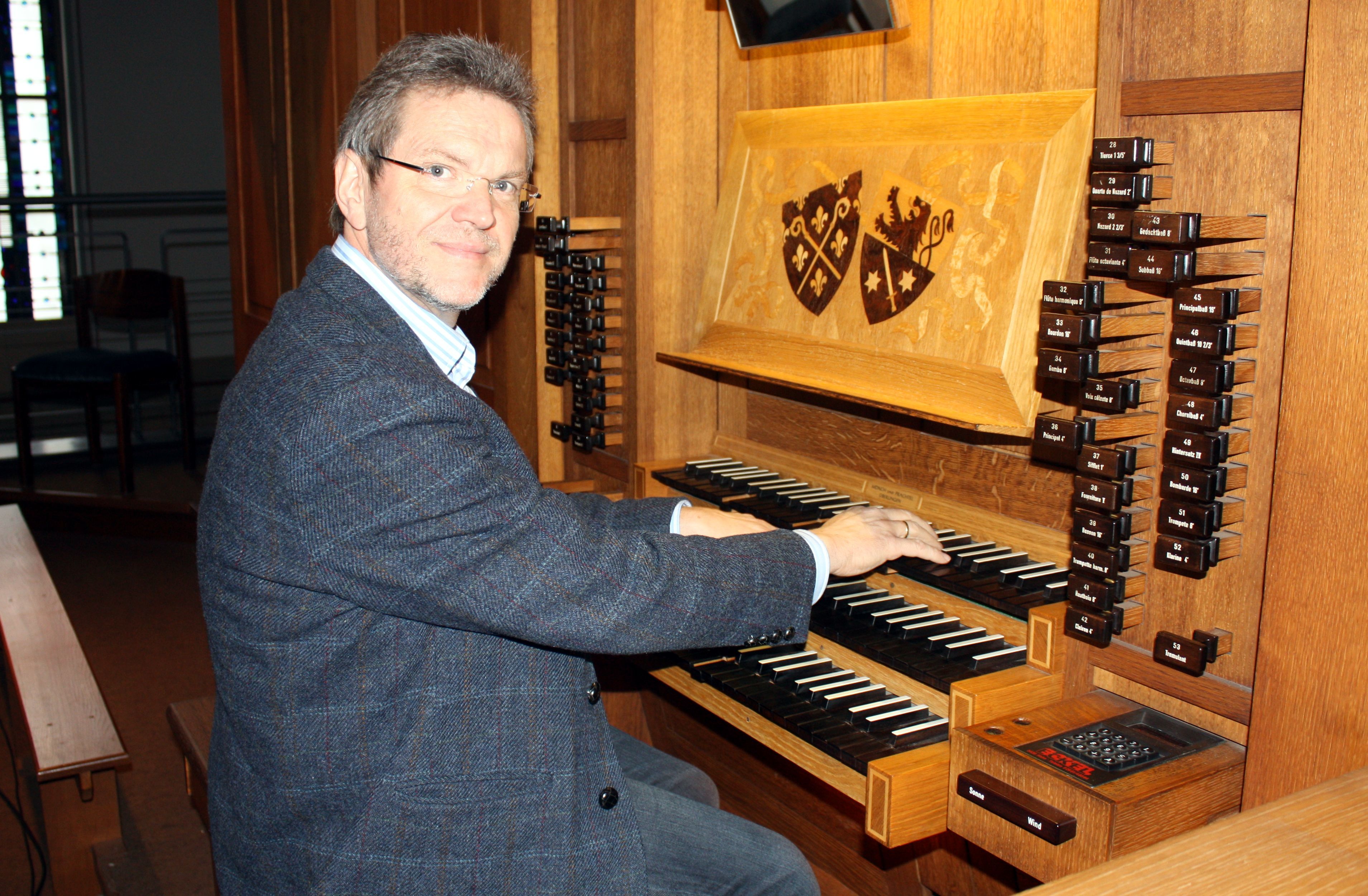 Abteikantor Peter Bartetzky lädt am morgigen Sonntag zum hochkarätig besetzten Passionskonzert in die Hamborner Abteikirche ein. Foto: Abtei Hamborn