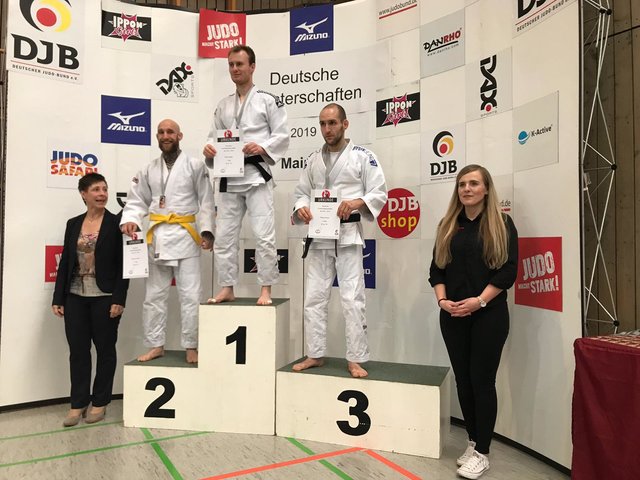 Die Freude ist nicht zu übersehen: Patrick Herrmann vom Judo-Team Holten absolvierte erst fünf Judo-Kämpfe und wurde auf Anhieb Deutscher Vizemeister Ü30. (Foto: Judo-Team Holten)