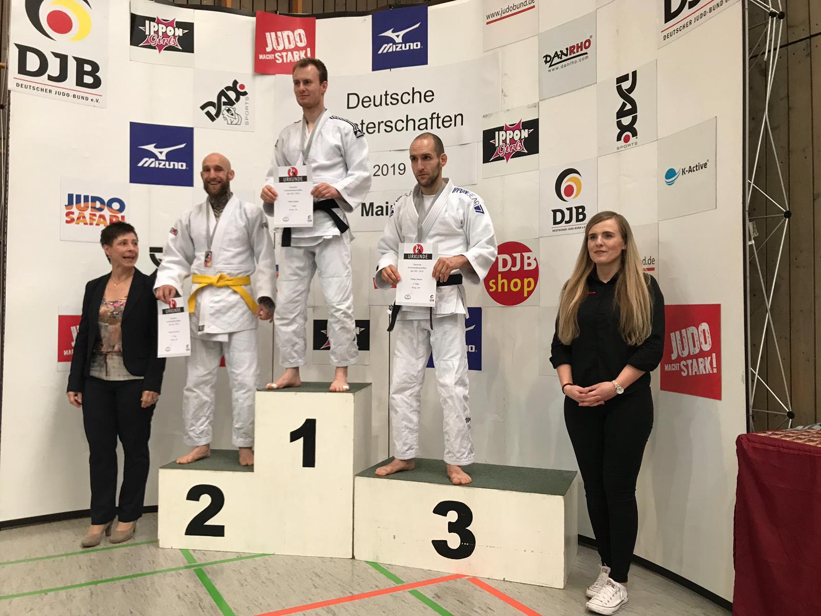 Die Freude ist nicht zu übersehen: Patrick Herrmann vom Judo-Team Holten absolvierte erst fünf Judo-Kämpfe und wurde auf Anhieb Deutscher Vizemeister Ü30. (Foto: Judo-Team Holten)
