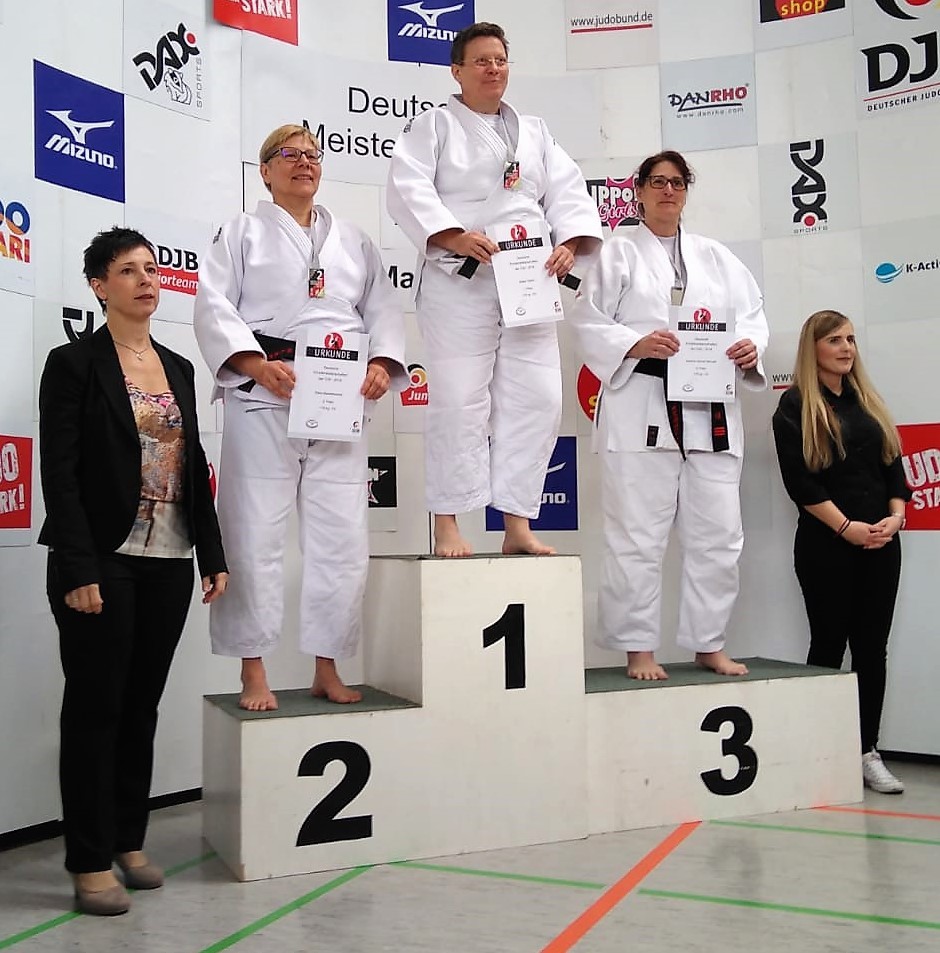 Die Siegerehrung der Judo-Veteraninnen mit Heike Tatsch vom 1. JJJC Lünen auf dem ersten Platz