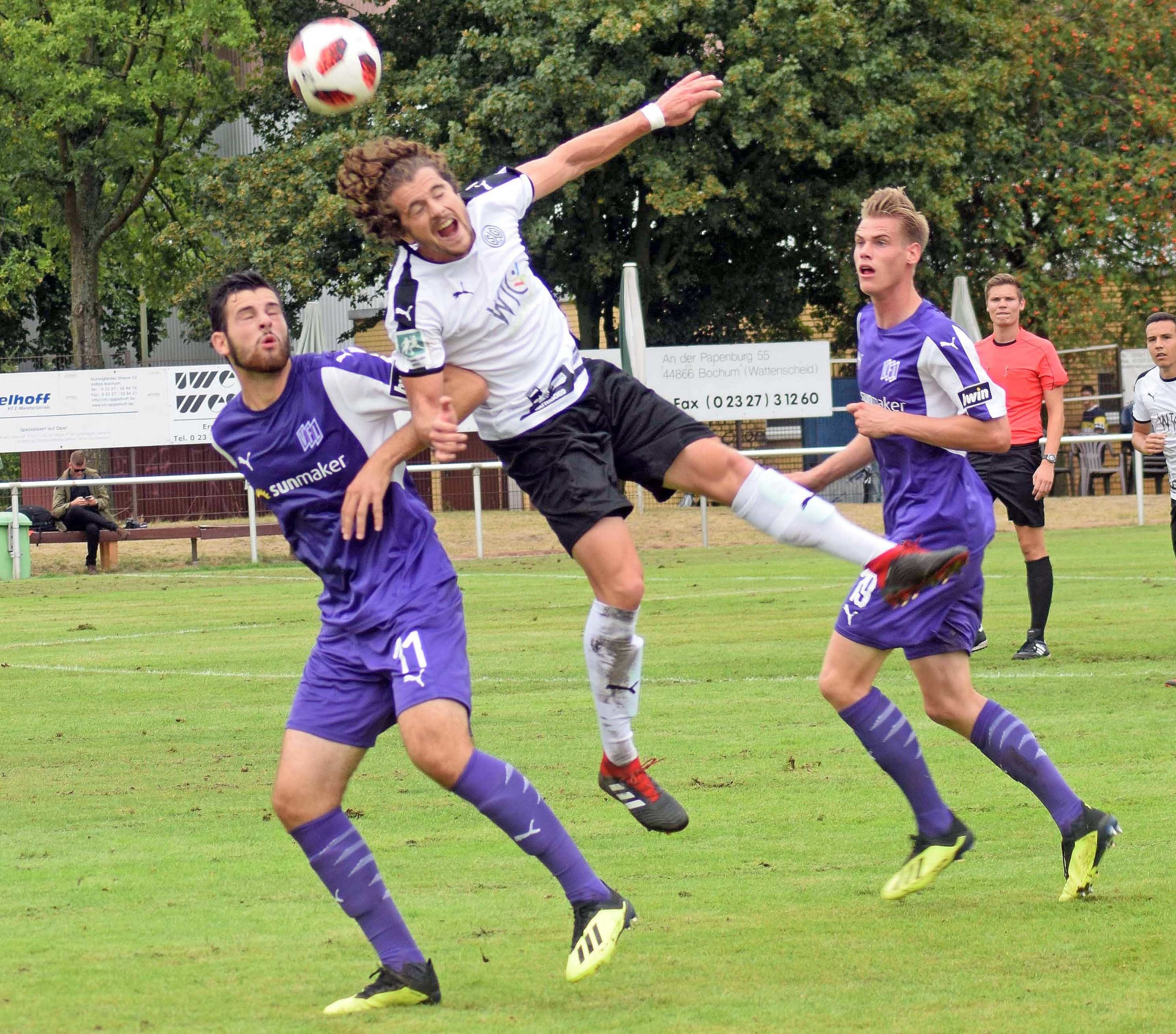 Mael Corboz (Mitte) hatte in der zweiten Spielhälfte die 09-Führung auf dem Fuß. Foto: Peter Mohr