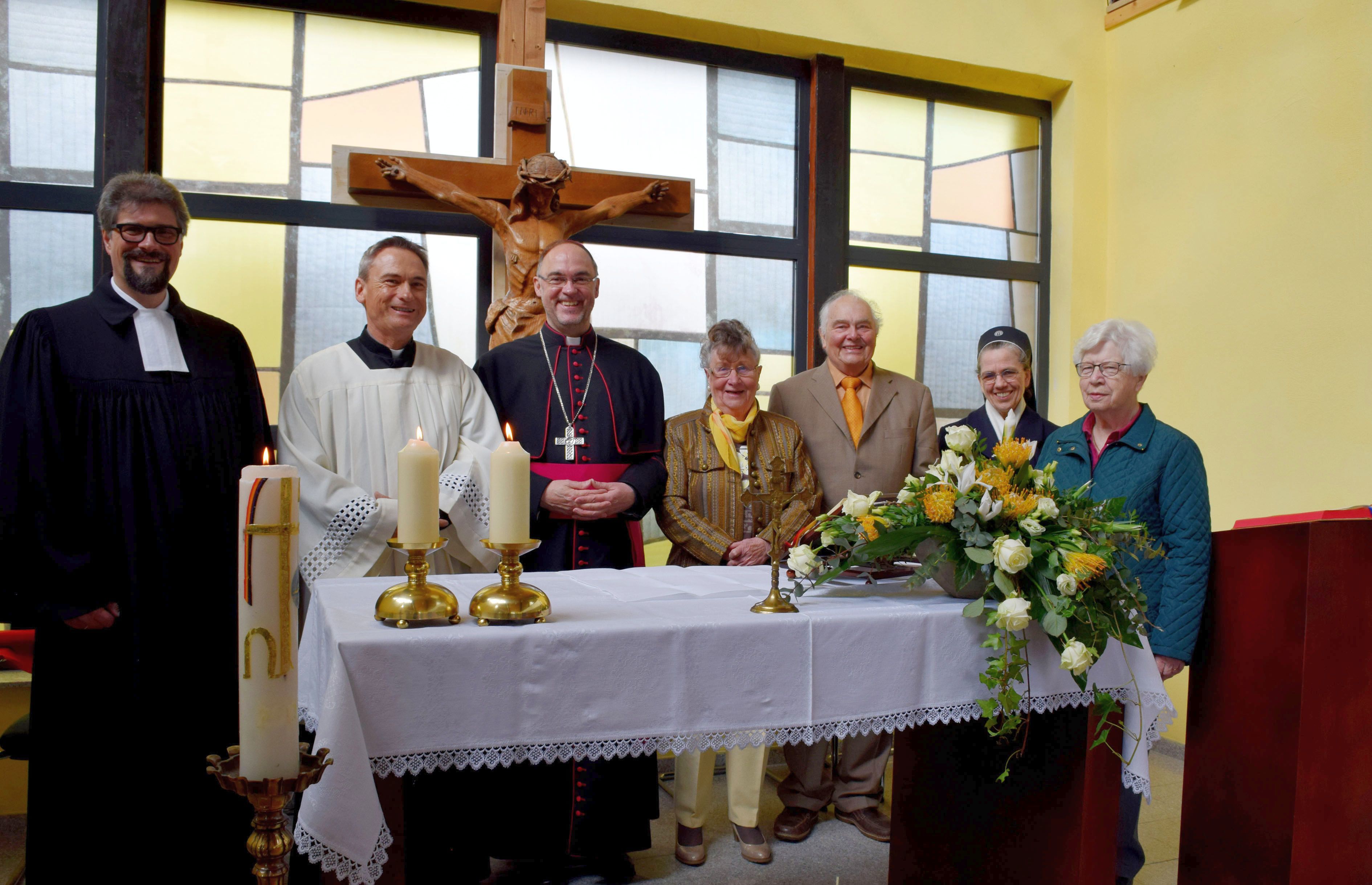 Heinz und Helene Artz (Mitte) freuen sich, dass zur Einsegnung neben Weihbischof Rolf Lohmann auch Pfarrer Heinz-Norbert Hürter und sein evangelischer Kollege Armin Rosen (links) sowie Schwester M. Gabriella und Agnes Beringhoff (rechts) gekommen waren.