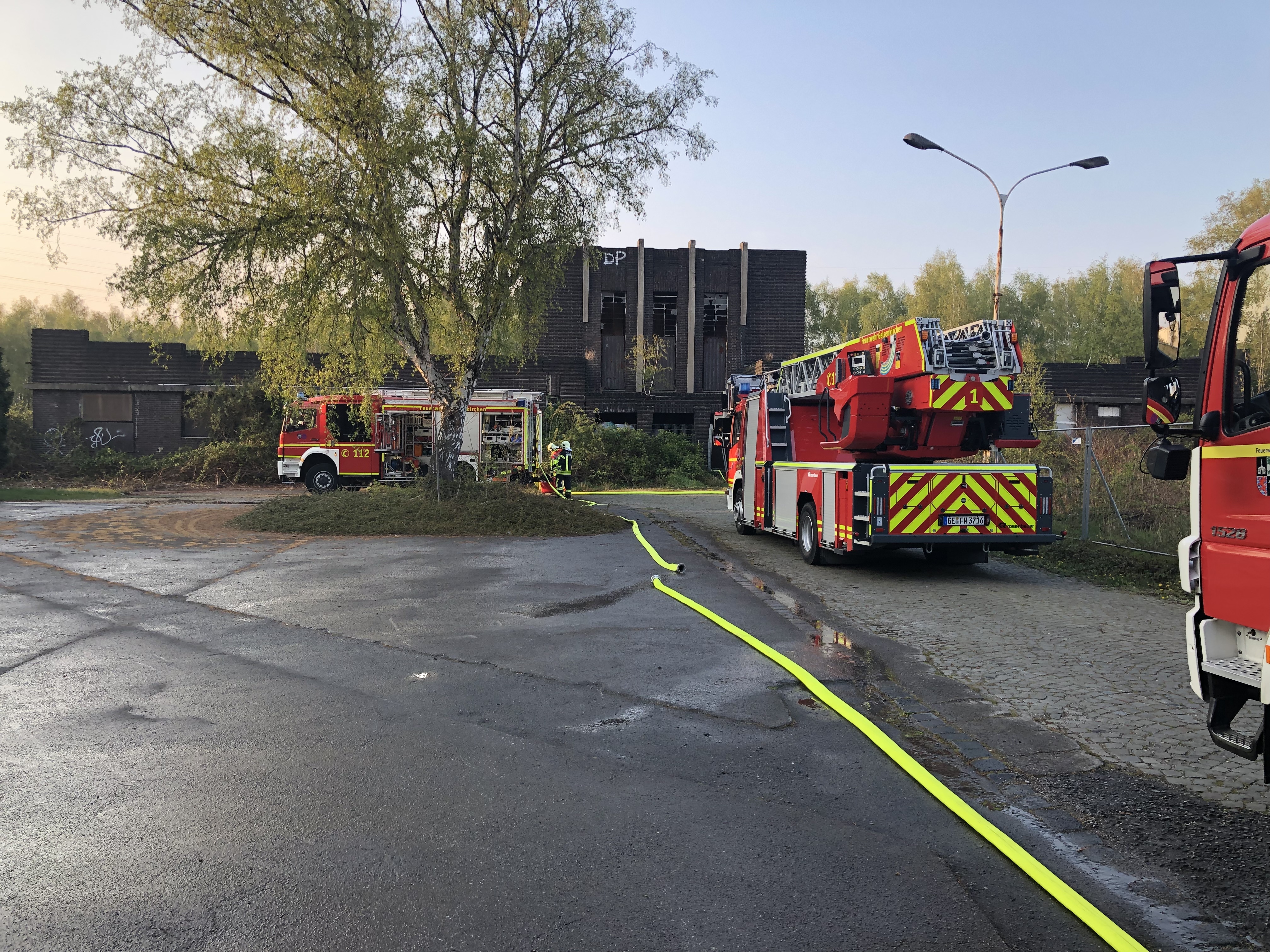 Brennender Unrat und Kunststoffmüll, sorgten für Feuerwehreinsatz in Gelsenkirchen Ückendorf