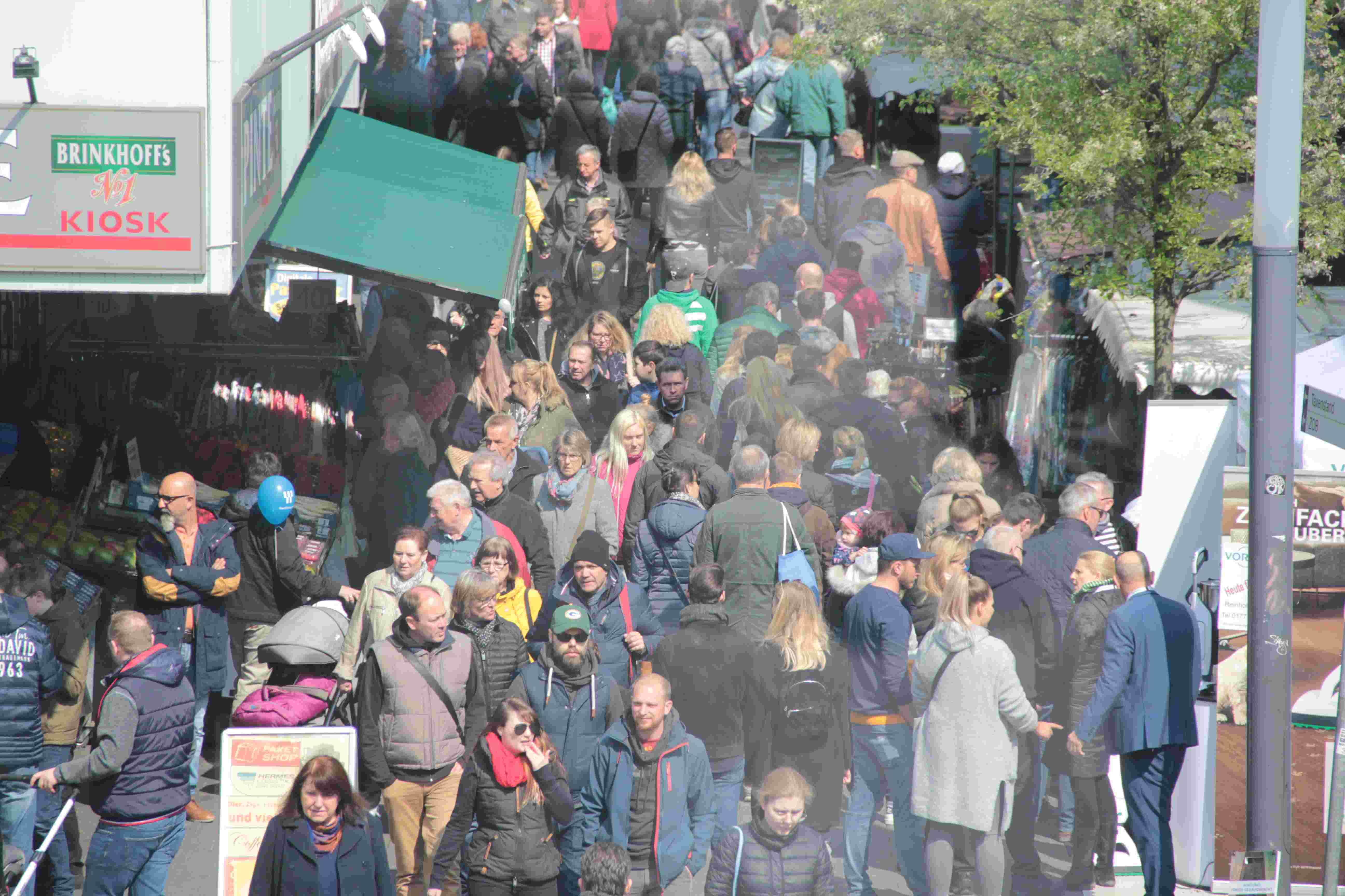 An manchen Stellen in der Innenstadt ging es sehr eng zu am verkaufsoffenen Sonntag beim Frühlingsfest in Hattingen. Foto: Römer