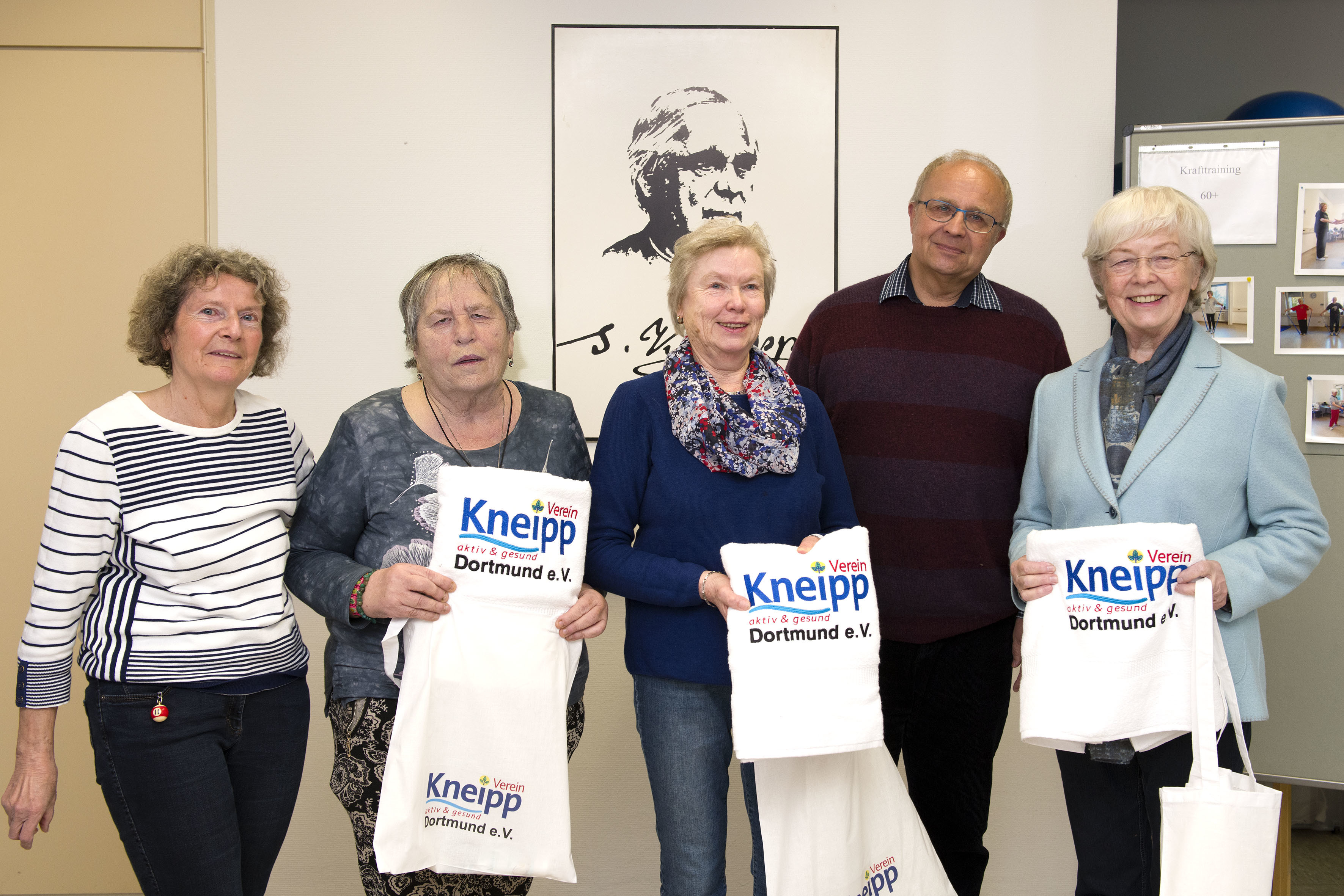 Margit Krüger (Beirat) und Ulrich Gerlach (Kassierer) ehrten drei Damen für ihre 25-jährige Vereinsmitgliedschaft.