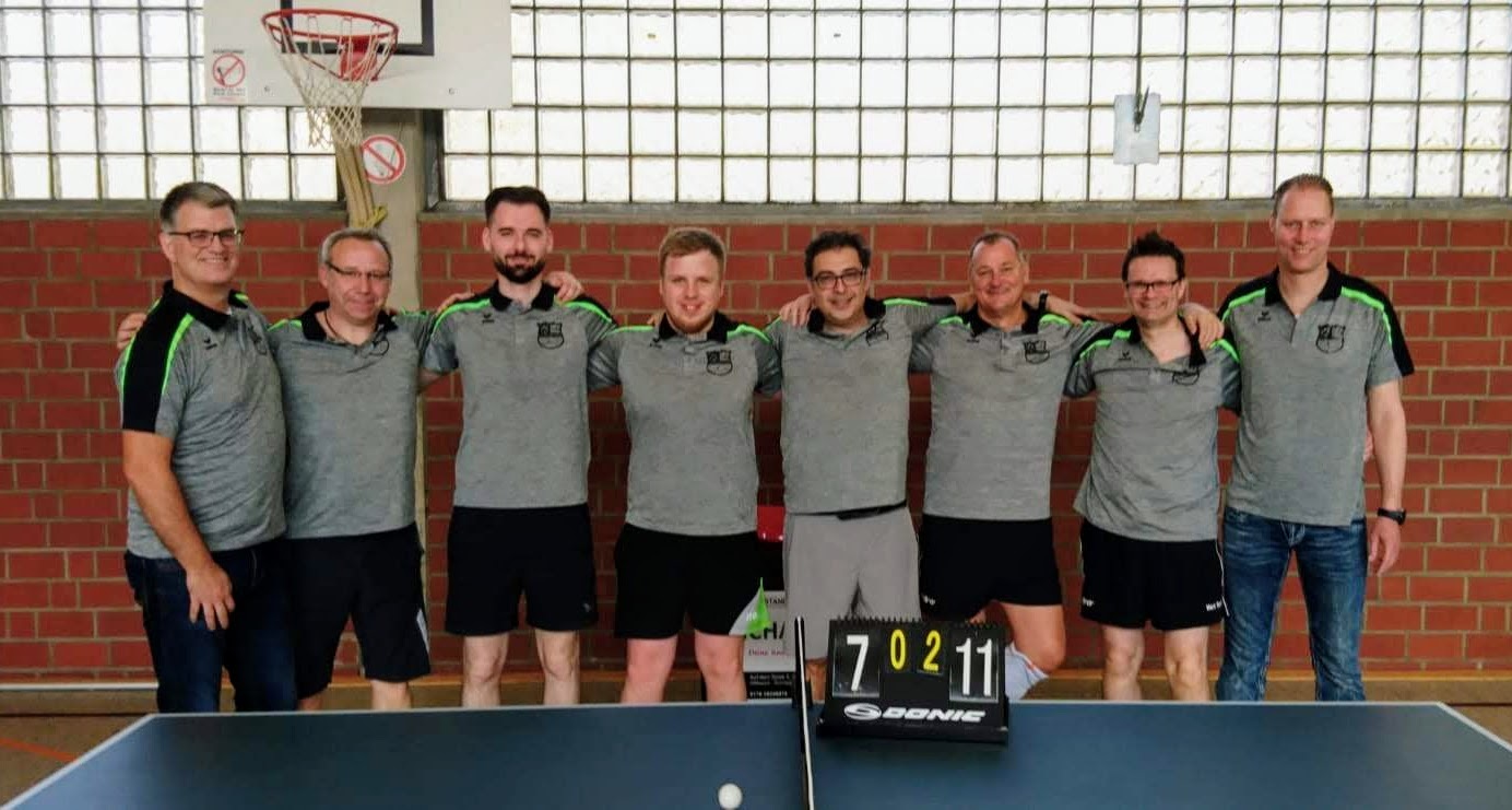 Die erste Herrenmannschaft des Tischtennisvereins DJK Germania Kamen freut sich über den Aufstieg.