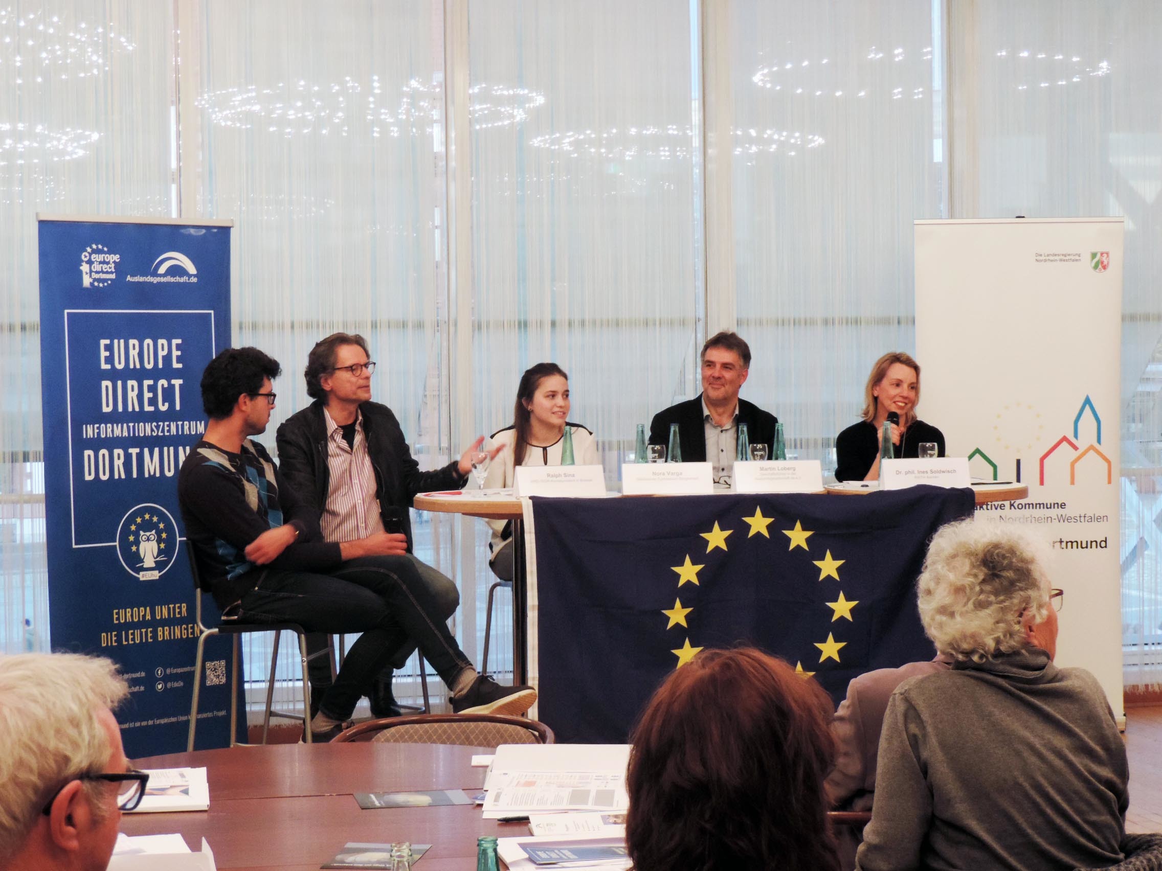 Nora Varga (2.v.l.) im Gespräch mit Moderator Ralph Sina bei der Podiumsdiskussion „Europa – ich wähle Dich: 40 Jahre Europawahl“ des Europe Direct Informationszentrums im Rathaus Dortmund.