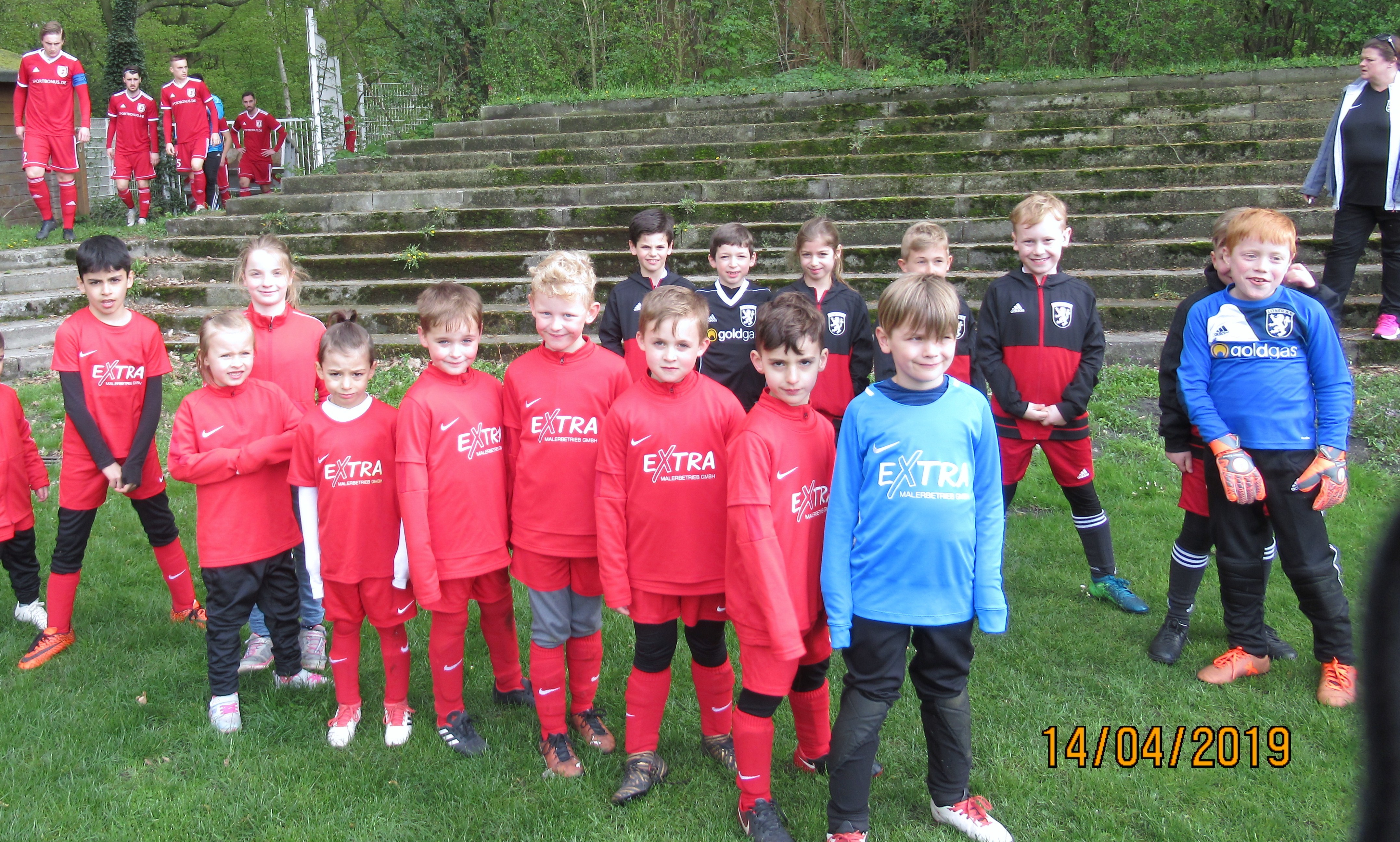 Die Auflaufkinder aus G- und F-Jugend des Lüner SV formieren sich. Im Hintergrund
tauchen schon die Spieler des Lüner SV und von Concordia Wiemelhausen auf. Foto Janning