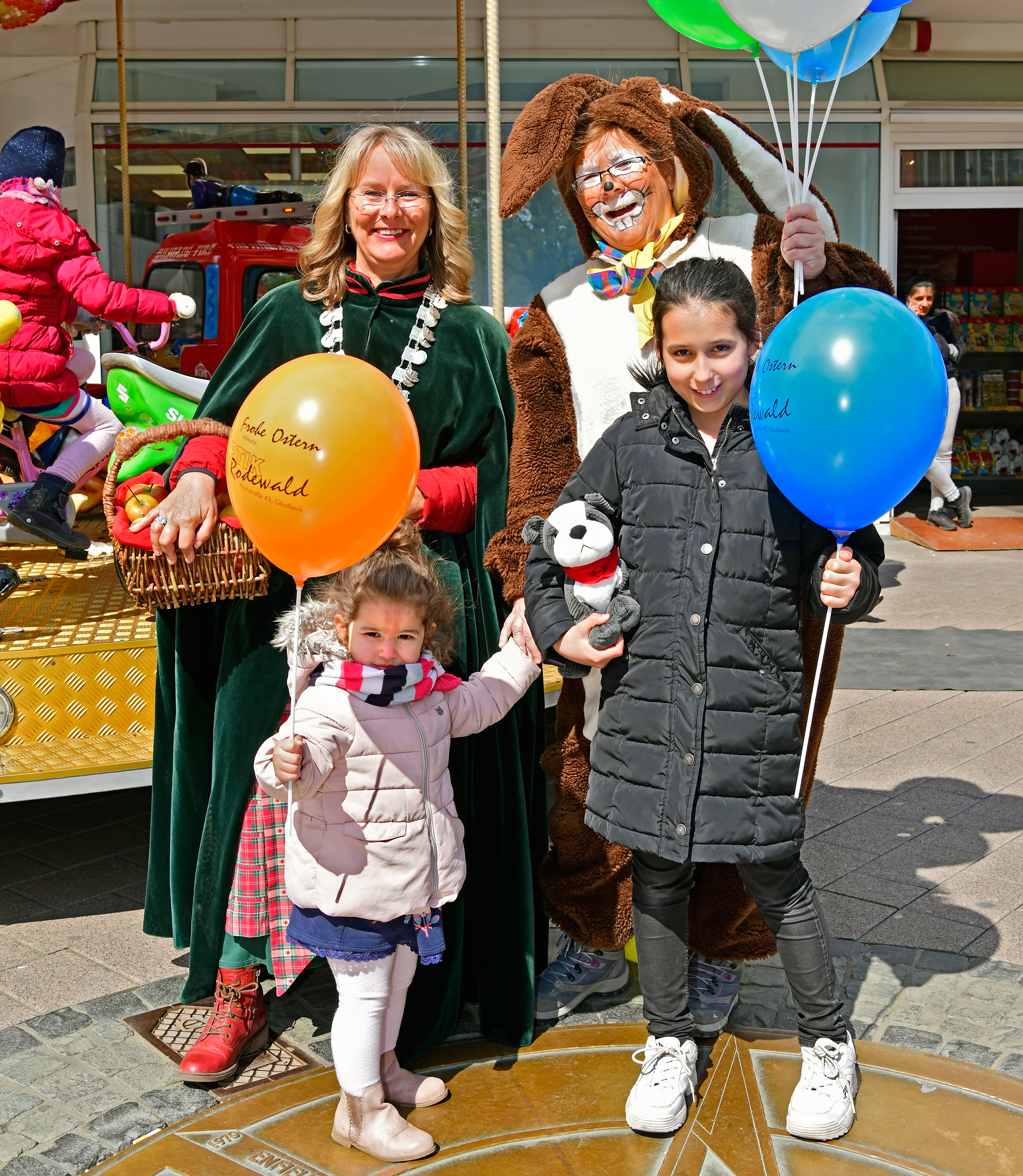 Auch das kühle Wetter konnte dem "Gladbecker Ostermarkt 2019" nichts anhaben. Oftmals an der Seite des Osterhasens war denn auch die amtierende Appeltatenmajestät Andrea Sauer an beiden Festtagen im Bereich der Fußgängerzone unterwegs.