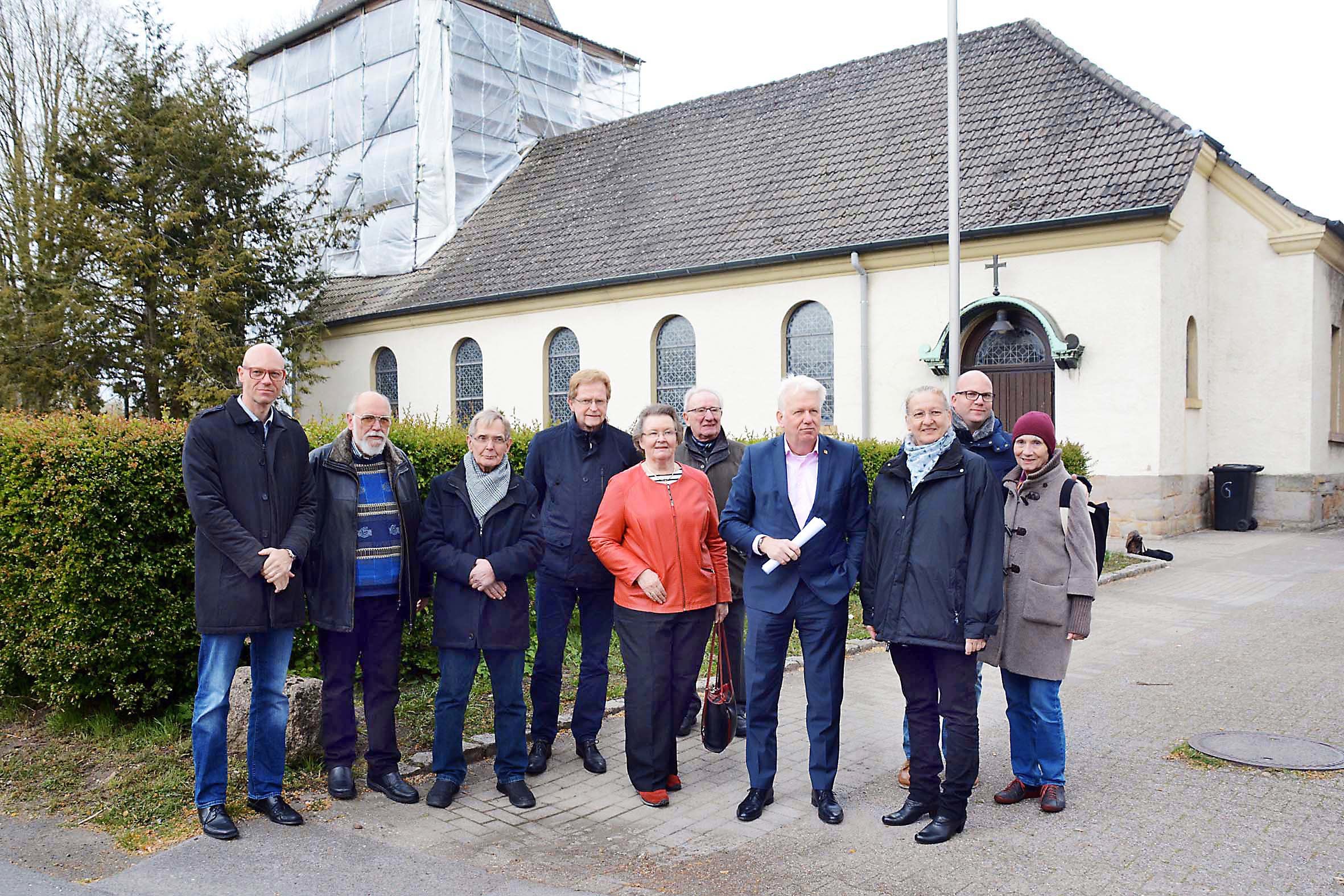 Superintendentin Heike Proske (3.v.r.) und Oberbürgermeister Ullrich Sierau (4.v.r.) stellten vor Ort an der Alten Ellinghauser Straße die neuen Perspektiven für die aufgegebene Lindenhorster Kirche vor. Geprüft wird nun eine mögliche Nutzung der Immobilie als Kindertagesstätte.