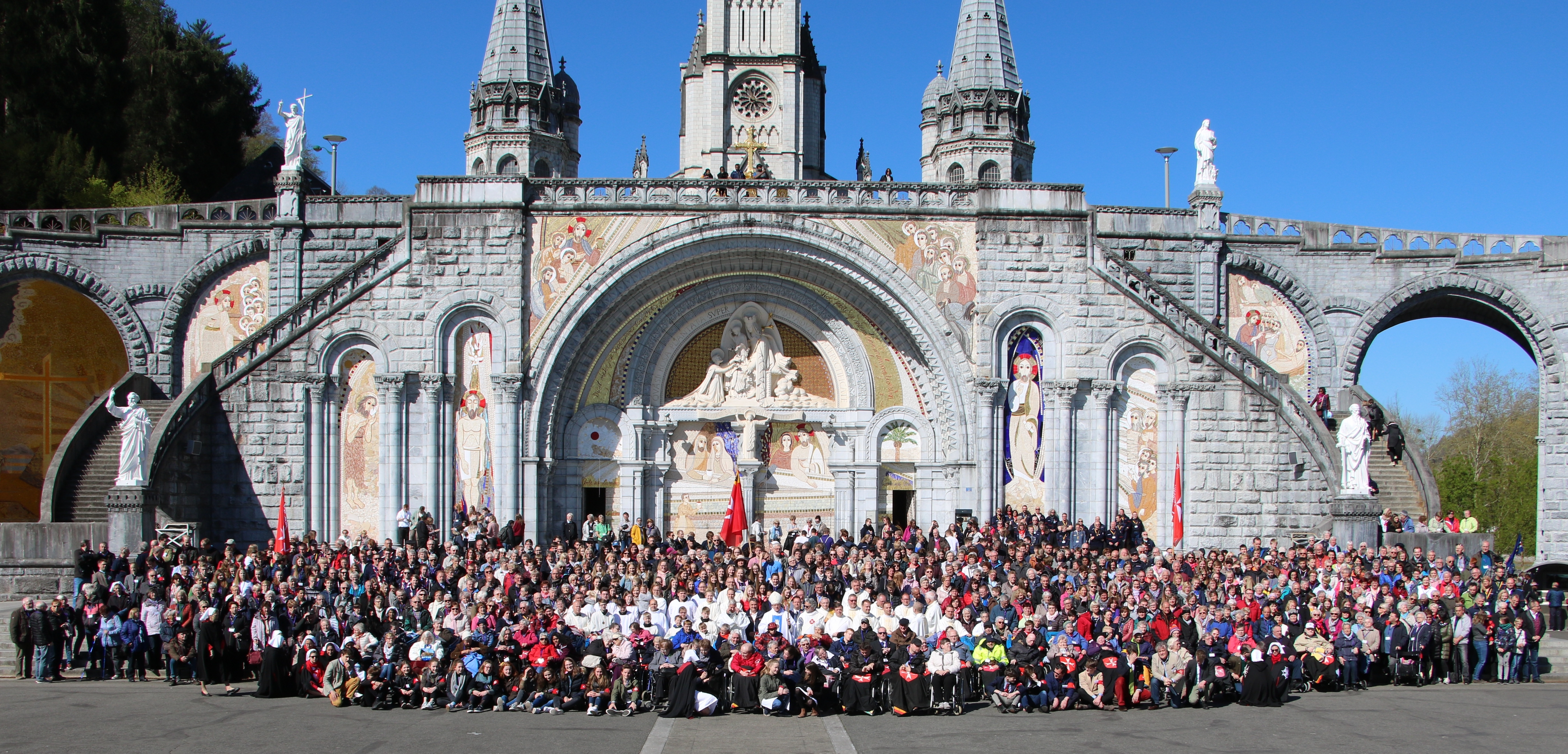 Gruppenfoto der Pilgergruppe aus dem Erzbistum Paderborn vor der Rosenkranzbasilika. Foto: Frank Kaiser