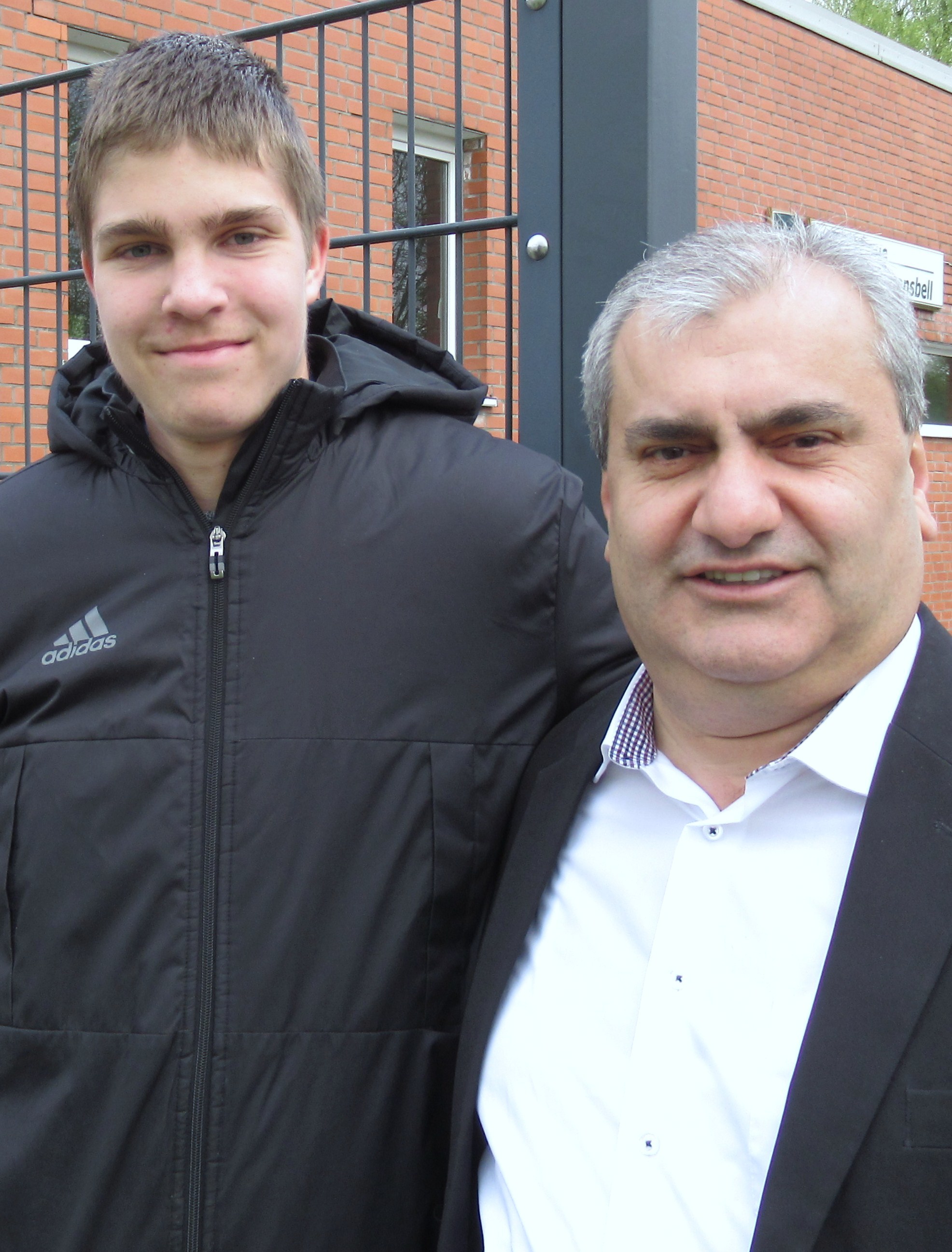 Luca Breuker wurde vom LSV-Vorsitzendem Imdat Acar als neuer Betreuer der Westfalenliga-Ersten vorgestellt. Foto Janning