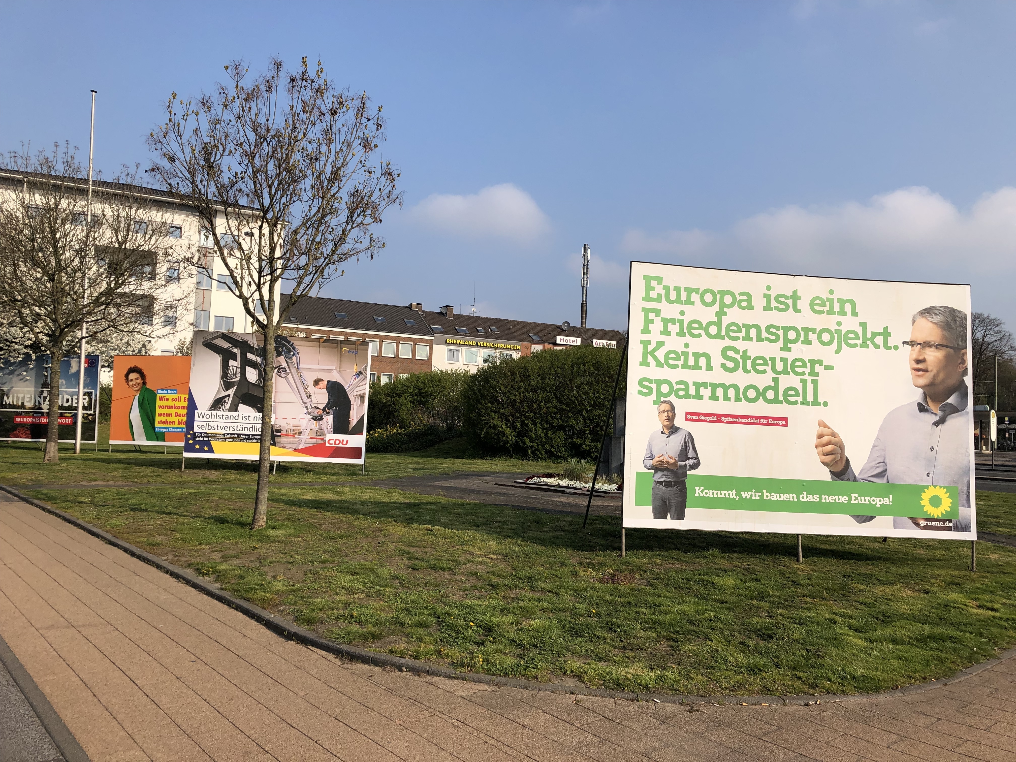 Die Europawahl naht: Eine Plakate-Flut am Bahnhofsplatz, daran wird sich der Bürger im Kreis Wesel nun gewöhnen müssen.