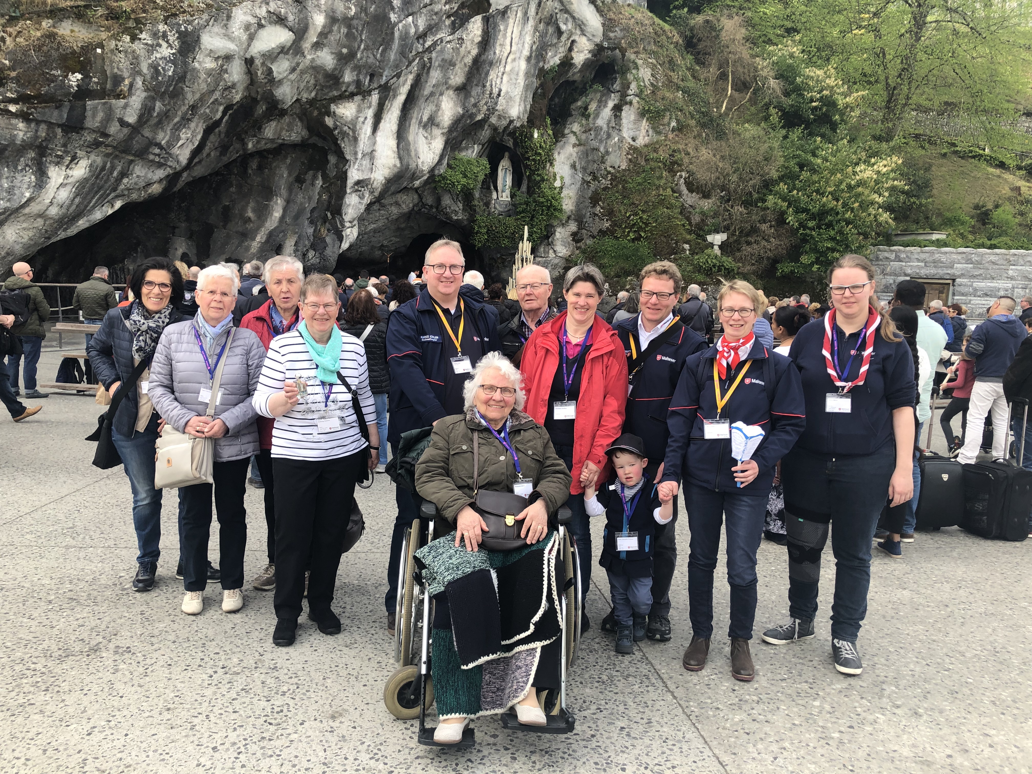 Die Balver Pilgergruppe vor der Grotte von Massabielle: (v.l.) Marie-Theres Schäfer, Agnes Schierhoff, Marianne Hoffmann, Walburga Neuhaus, Markus Ickler, Margareta Schröer (im Rollstuhl), Johannes Neuhaus, Christiane und Raimund Neuhaus mit Sohn Jakob sowie Elke Schmitz und Jasmin Budde. Foto: Frank Kaiser