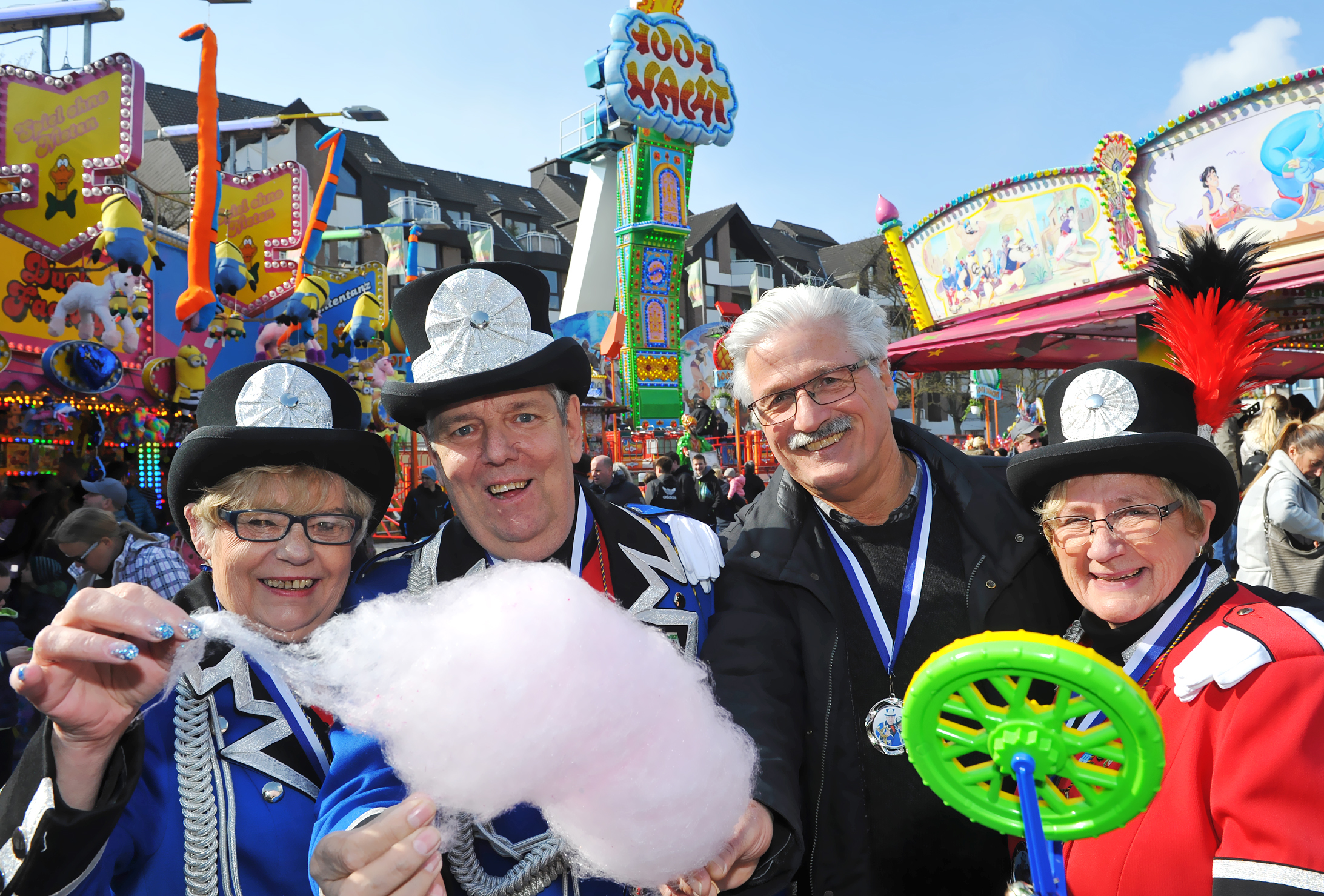 Paul und Uschi Wrobel (im Bild l.) wurden auf dem Stadtfest als neues Traditionspaar proklamiert. Mit auf dem Foto: Adjutantin Trudi Schäfer und Dieter Braschoss, Vorsitzender der IG Stadtfest.