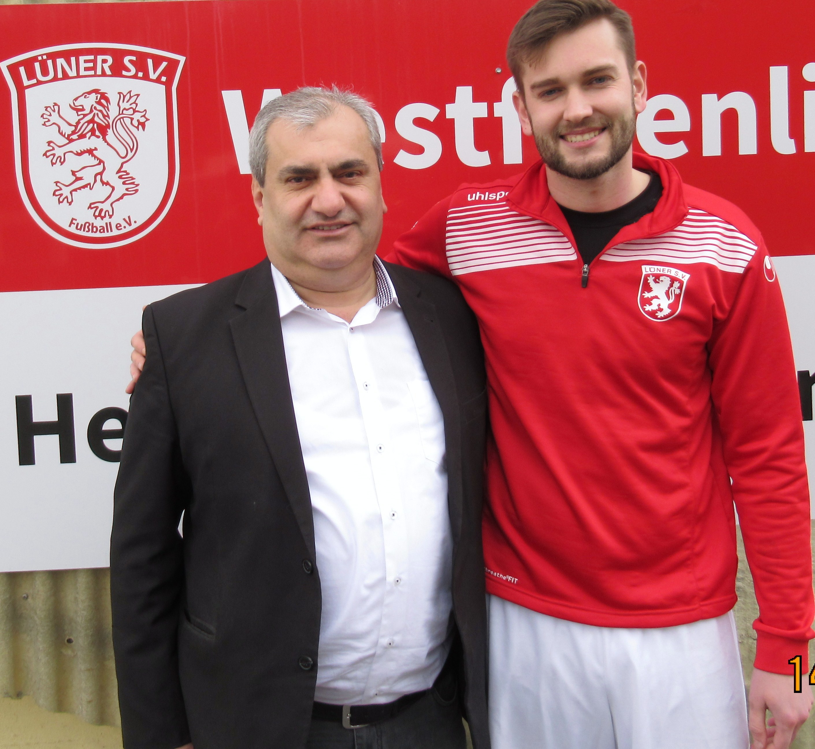LSV-Vorsitzender Imdat Acar präsentierte Michel Josch als alten und neuen Torwart. Josch stand schon beim 7:0 des LSV gegen ÖSG im Tor. Foto Janning