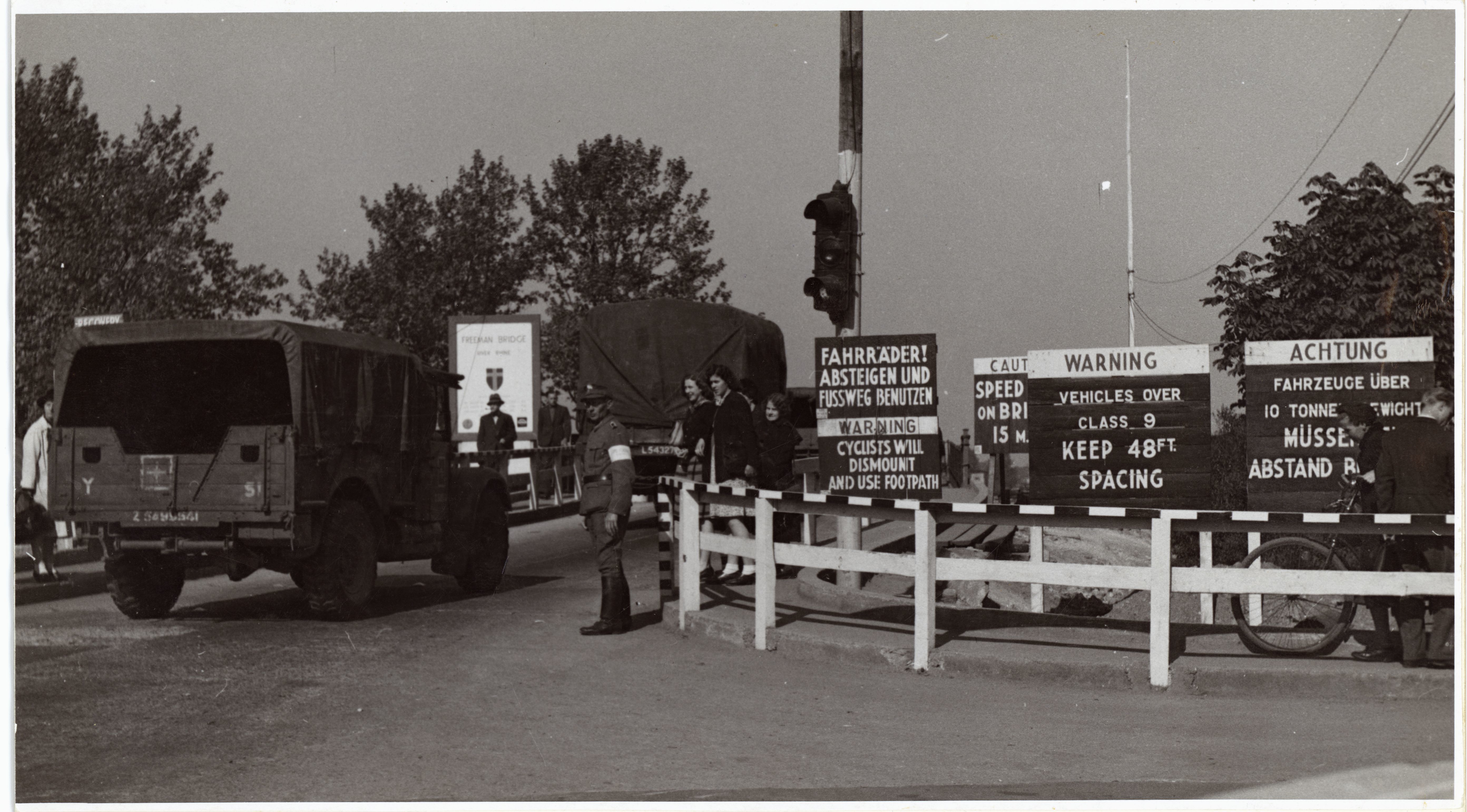 Eines der Ausstellungsstücke: Ein historisches Bild von der Auffahrt zur Freeman-Bridge in Düsseldorf.